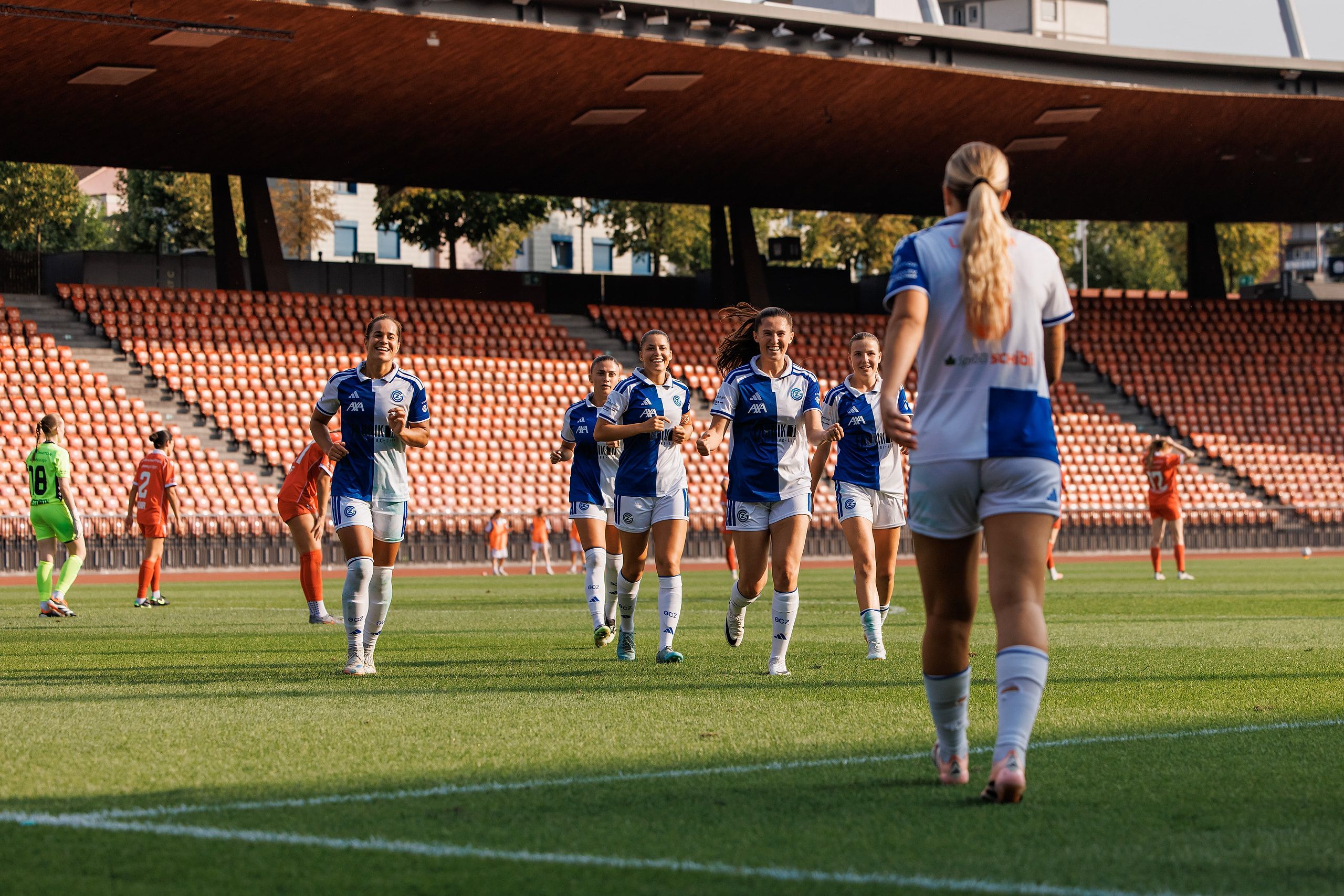 Yllka Kadriu feiert mit dem Team des Grasshopper Club Zürich einen Treffer gegen den FC Rapperswil-Jona im Stadion Letzigrund.