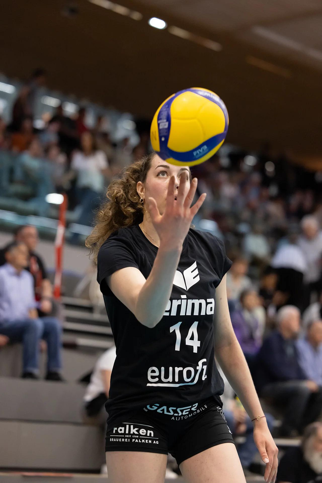 Josipa Marković (VC Kanti Schaffhausen) im Außenangriff, NLA-Finalspiel gegen Viteos NUC.