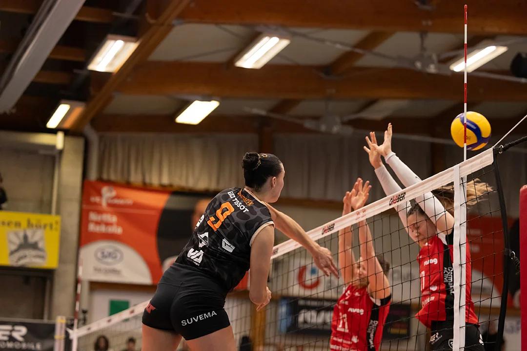 Maia Dvoracek (Viteos NUC) als Diagonalangreiferin, NLA-Finalspiel gegen VC Kanti Schaffhausen.
