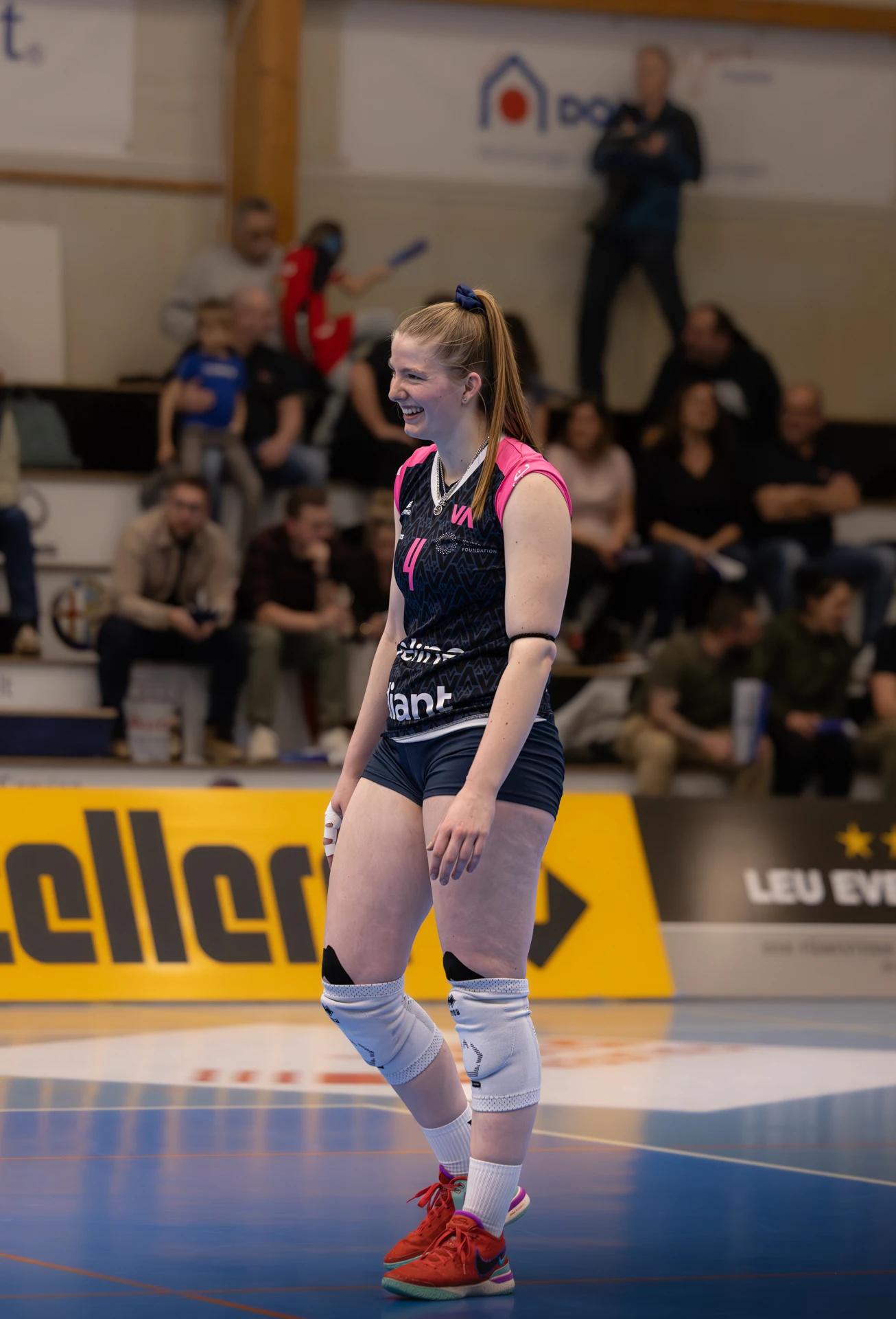Fiona Licka (NLZ Volleyball Academy Zürich) im Außenangriff, NLA-Frauen-Spiel gegen VC Kanti Schaffhausen.