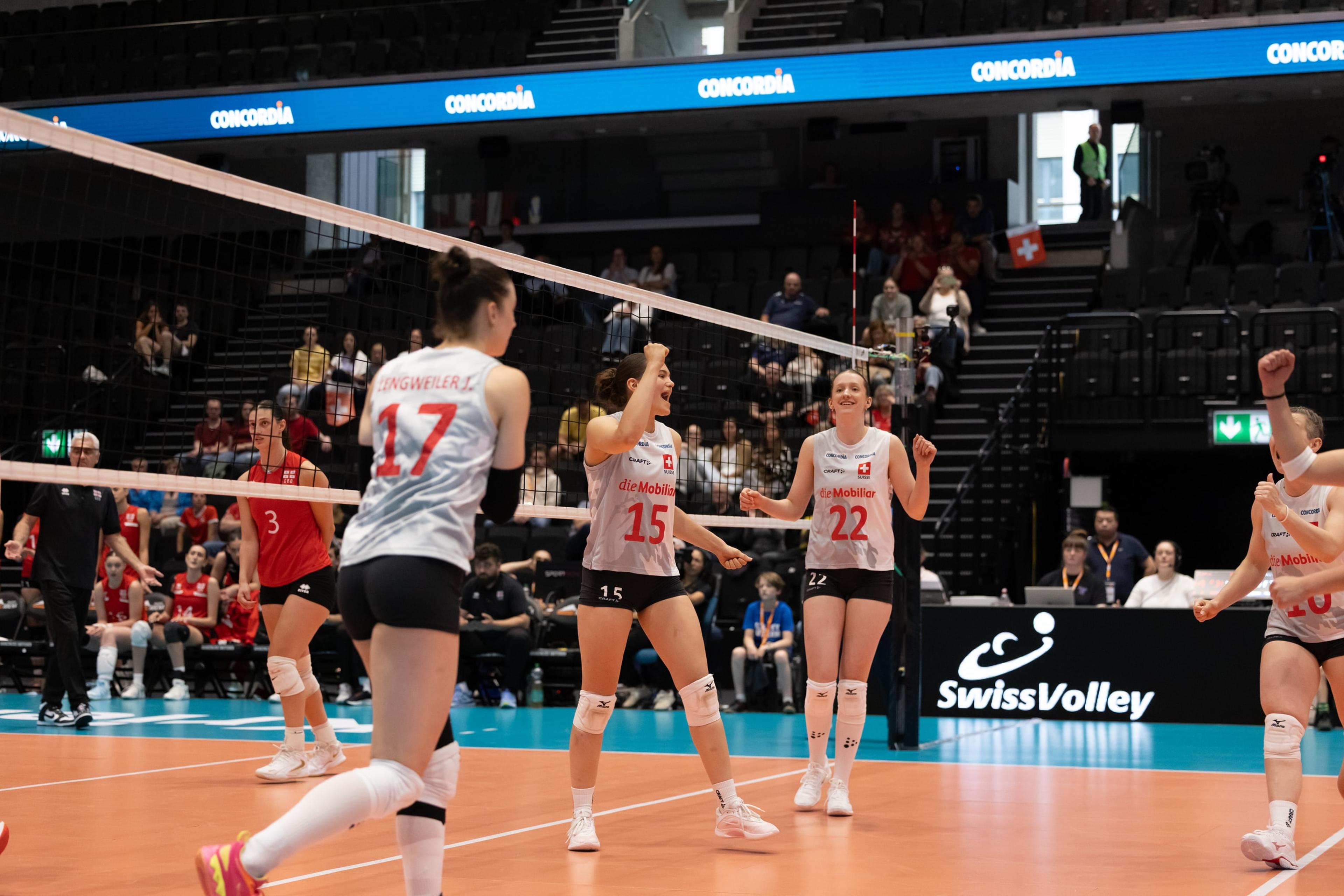 Alix De Micheli, Fiona Maeder, Julie Lengweiler und Oriane Hämmerli von der Schweiz bejubeln einen Punkt gegen Georgien in der Pilatus Arena in Kriens.