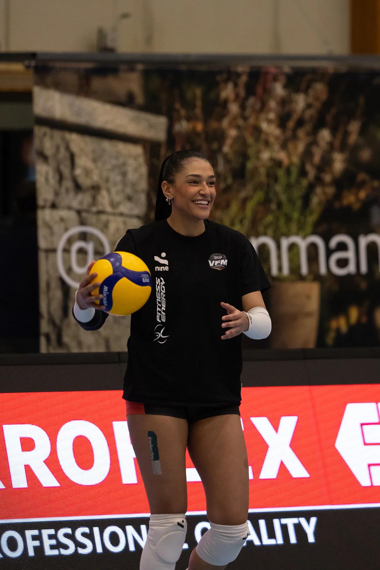 Letícia Bonardi (BIWI VfM) als Diagonalangreiferin, NLA-Playoff-Viertelfinale gegen VC Kanti Schaffhausen.