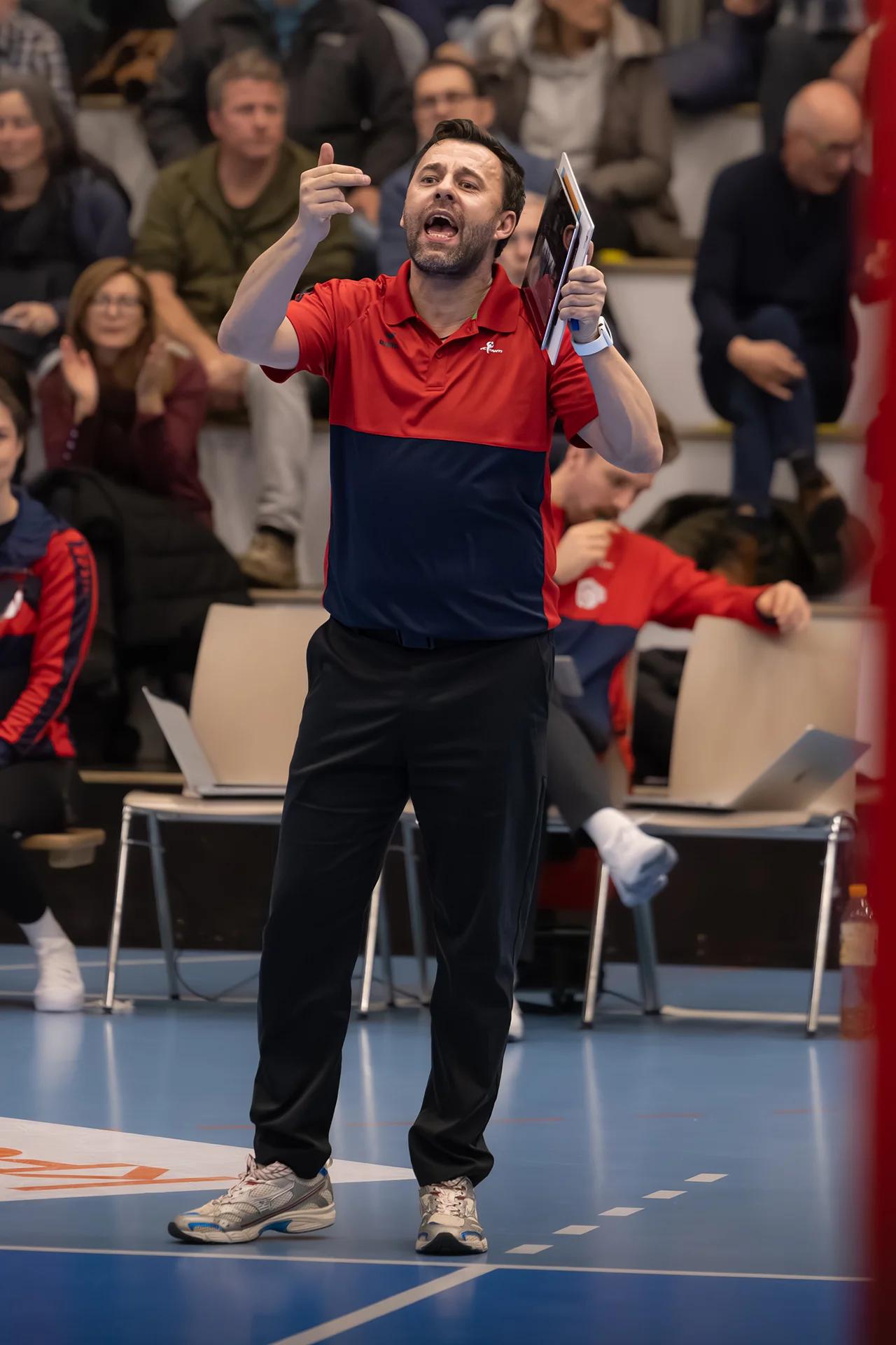 Nick Neubauer beim NLA-Frauen-Spiel VC Kanti Schaffhausen gegen Viteos NUC.
