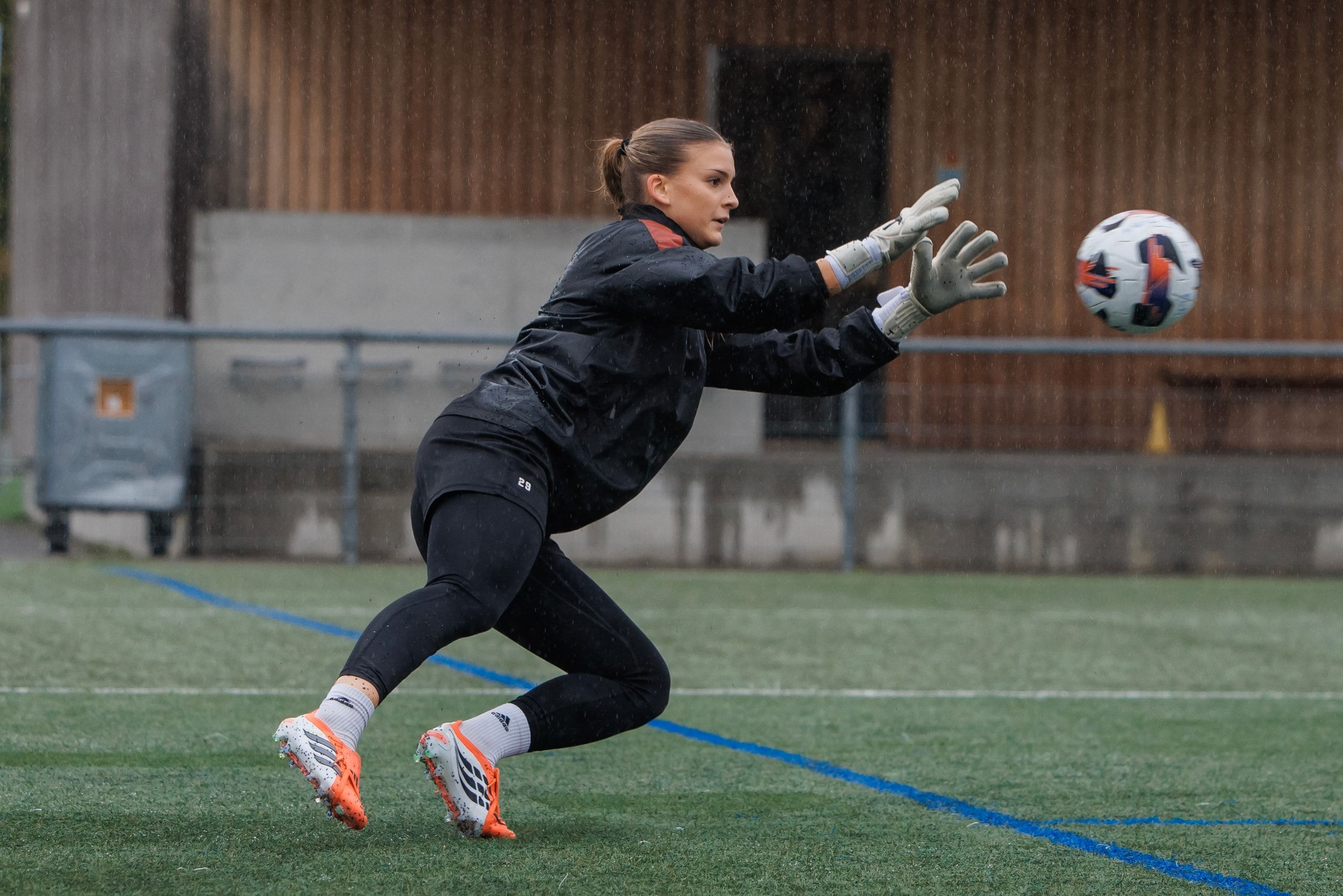 Sophie Janz von den FC Aarau Frauen fängt beim Aufwärmen einen Ball, vor dem Spiel gegen den FC Basel 1893 auf der Sportanlage Schachen in Aarau.