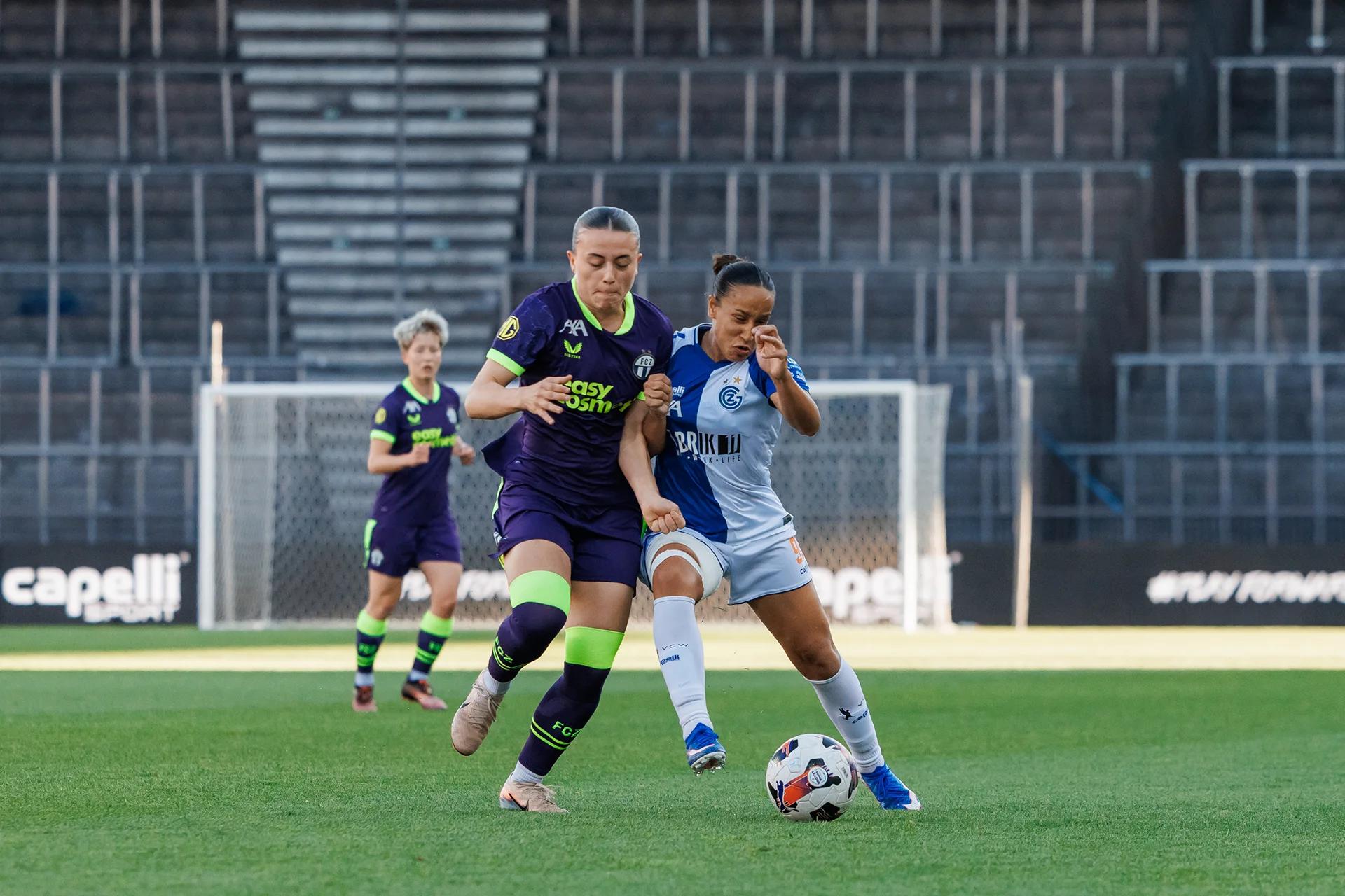 Alila Belén Ippolito (Grasshopper Club Zürich) im Zweikampf mit Sanja Kovacevic (FC Zürich) beim AWSL-Playoff-Viertelfinale.