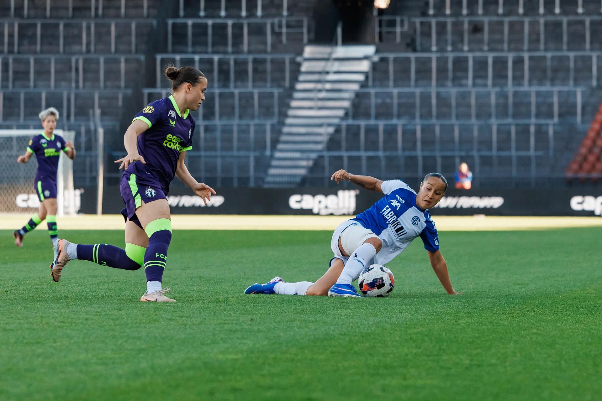 Alila Belén Ippolito (Grasshopper Club Zürich) im Zweikampf mit Sanja Kovacevic (FC Zürich) beim AWSL-Playoff-Viertelfinale.
