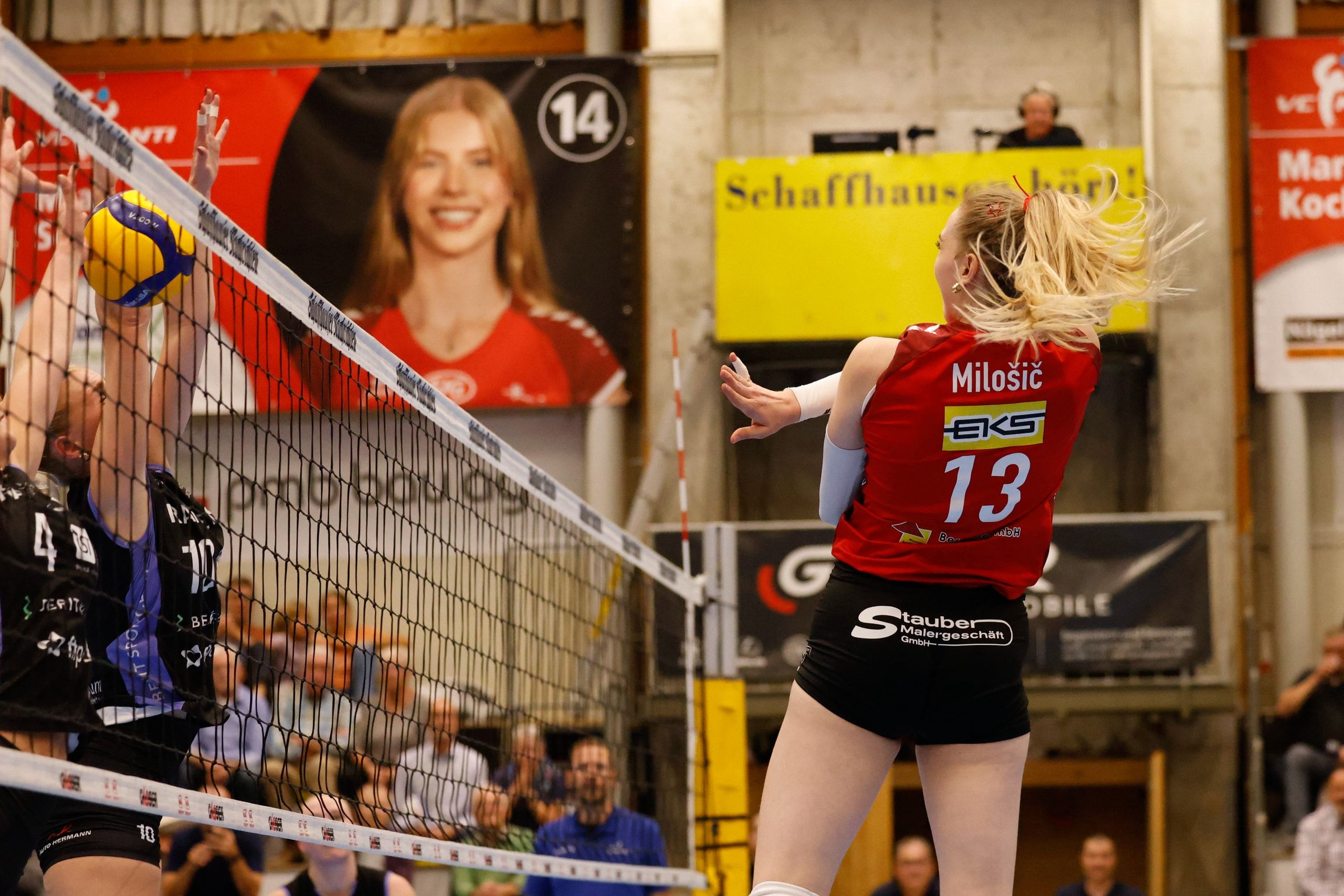 Klara Milošić vom VC Kanti Schaffhausen greift gegen den Block von Raiffeisen Volley Toggenburg an, in der BBC Arena in Schaffhausen.