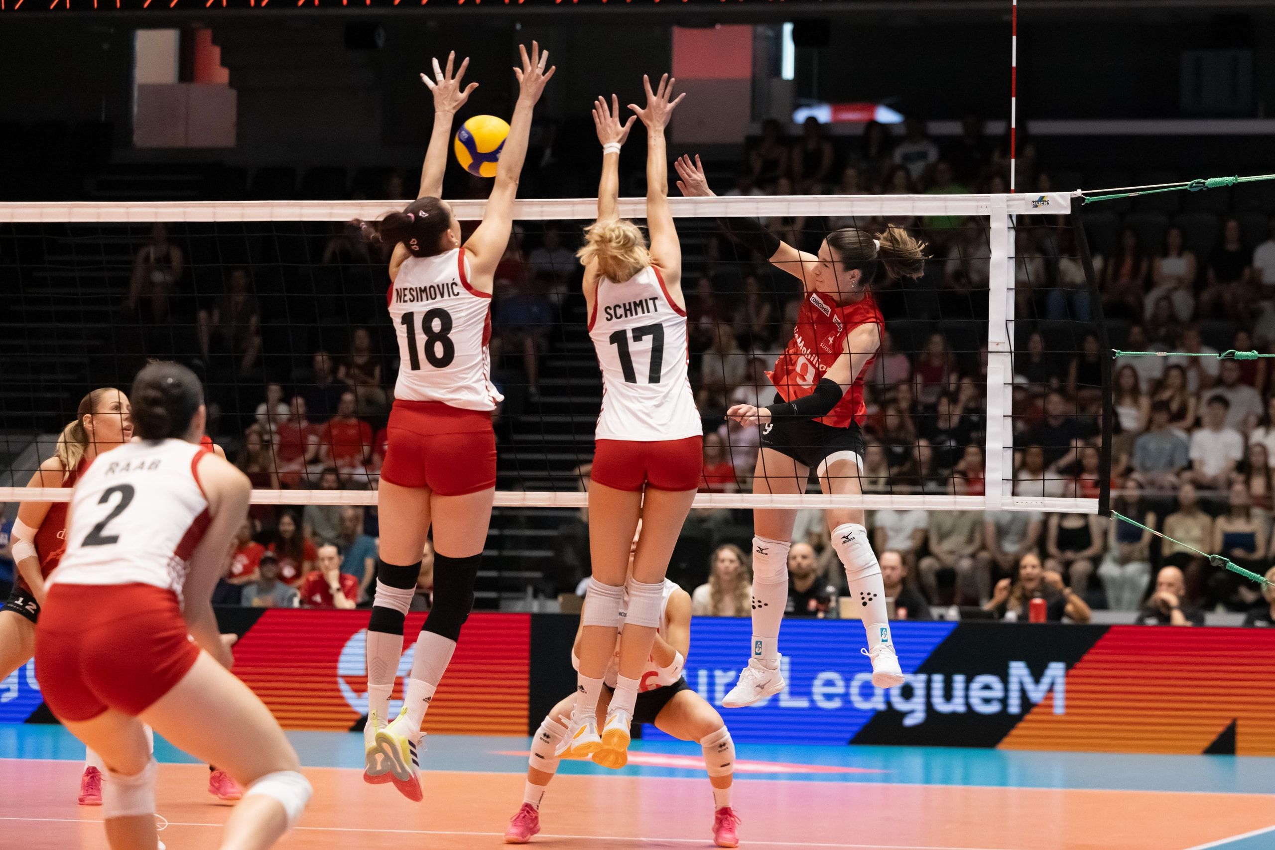 Sarina Wieland von der Schweiz greift gegen den Doppelblock von Nina Nesimović und Dana Schmit aus Österreich an, in der Pilatus Arena in Kriens.