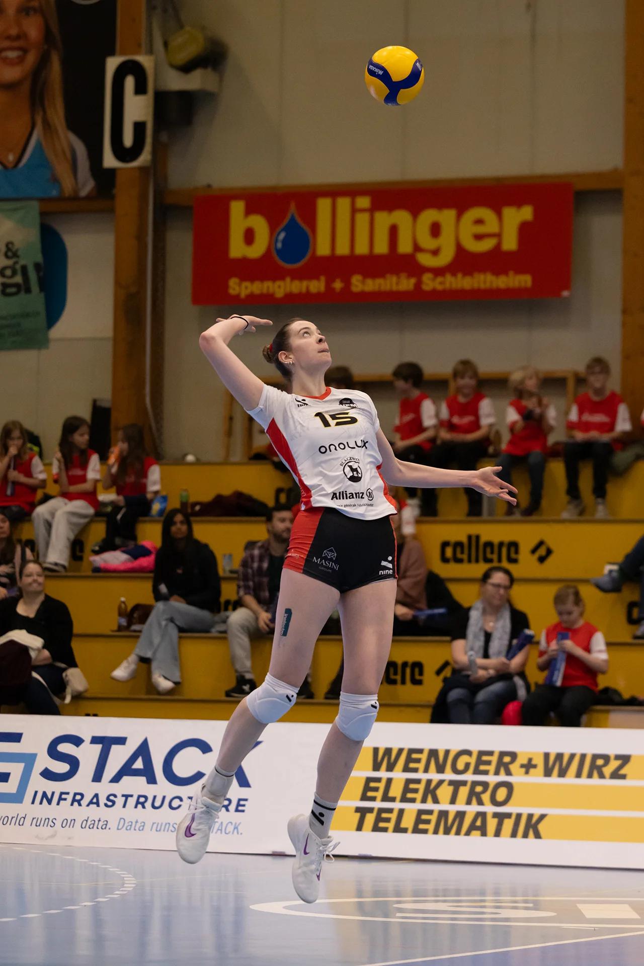 Vanina Membrez (BIWI VfM) im Mittelblock, NLA-Playoff-Viertelfinale gegen VC Kanti Schaffhausen.