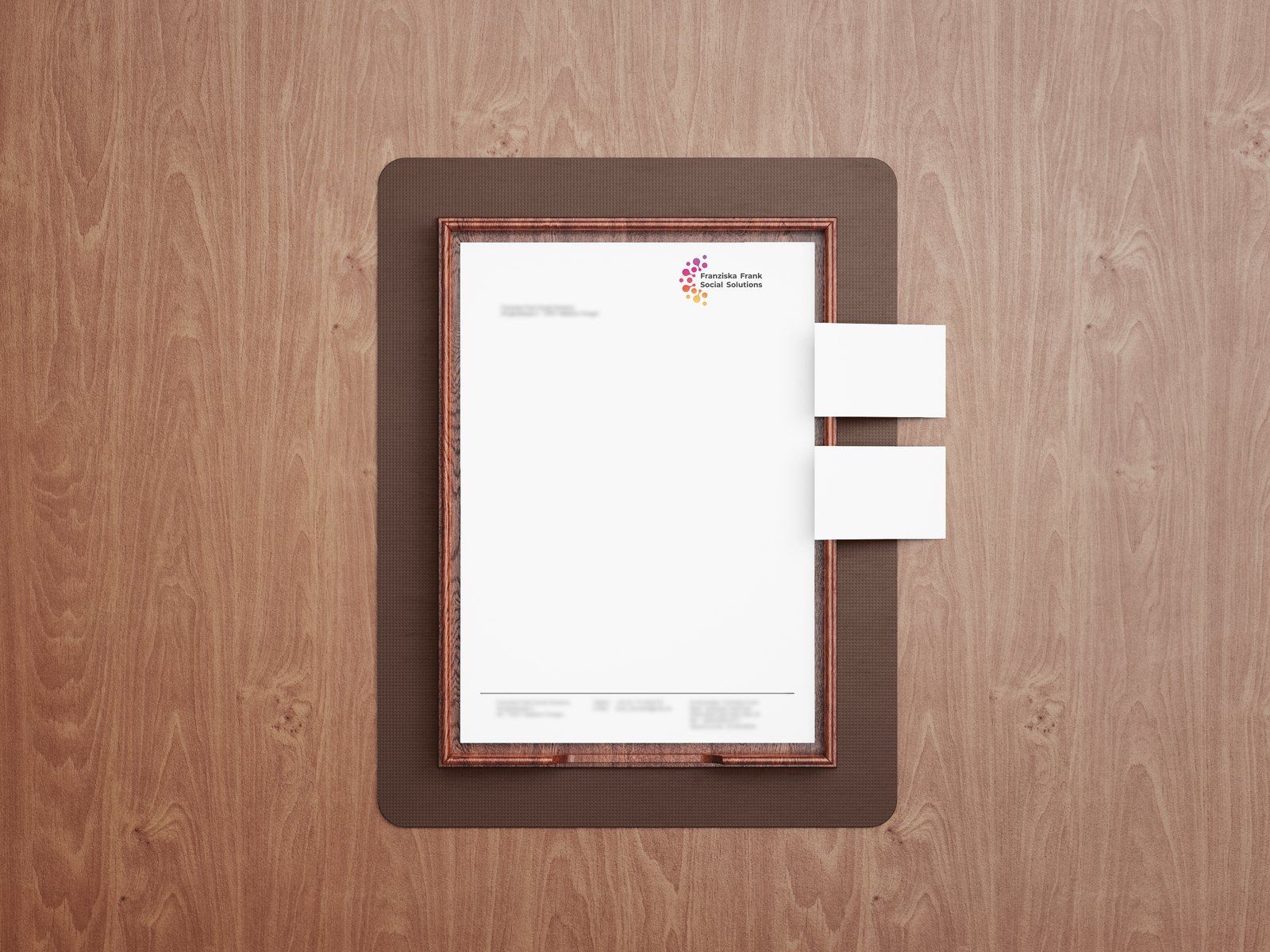 Geschäftsausstattung von Franziska Frank Social Solutions als Mockup: Briefbogen und Visitenkarten.