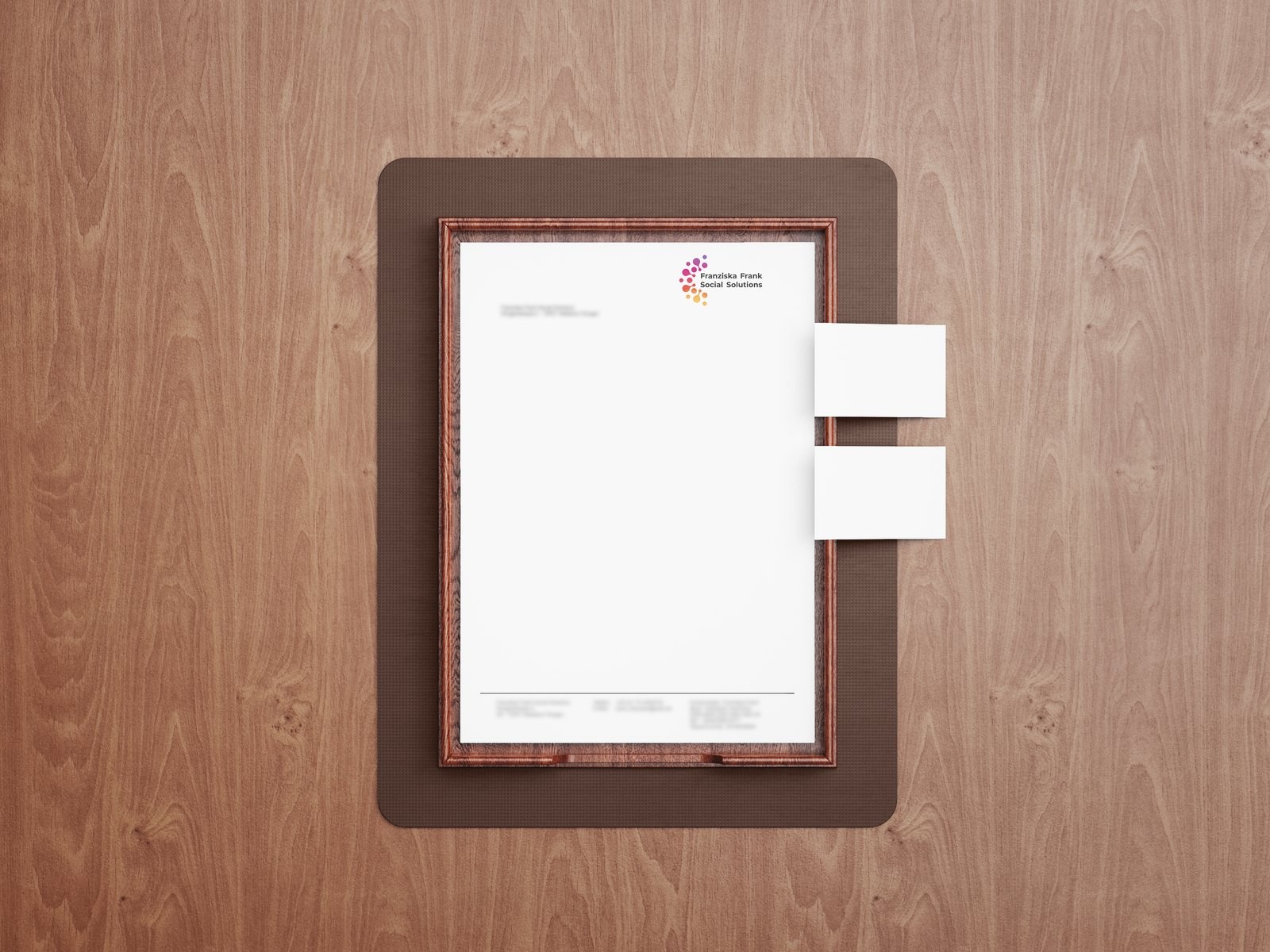 Geschäftsausstattung von Franziska Frank Social Solutions: Briefbogen mit der Wort-Bild-Marke im warmen Farbverlauf als Mockup.