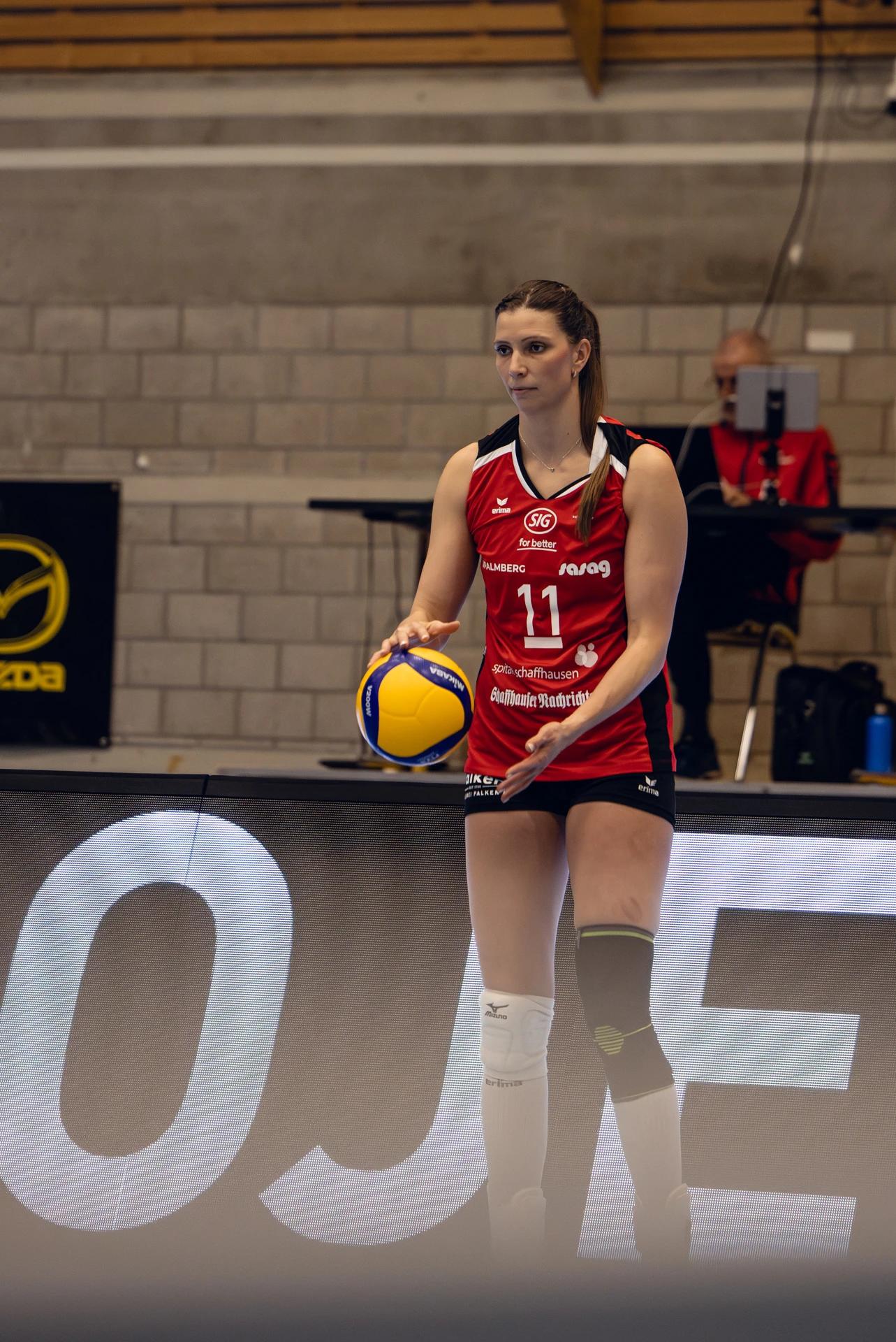 Kateřina Holásková (VC Kanti Schaffhausen) im Mittelblock, NLA-Frauen-Spiel gegen NLZ Volleyball Academy Zürich.
