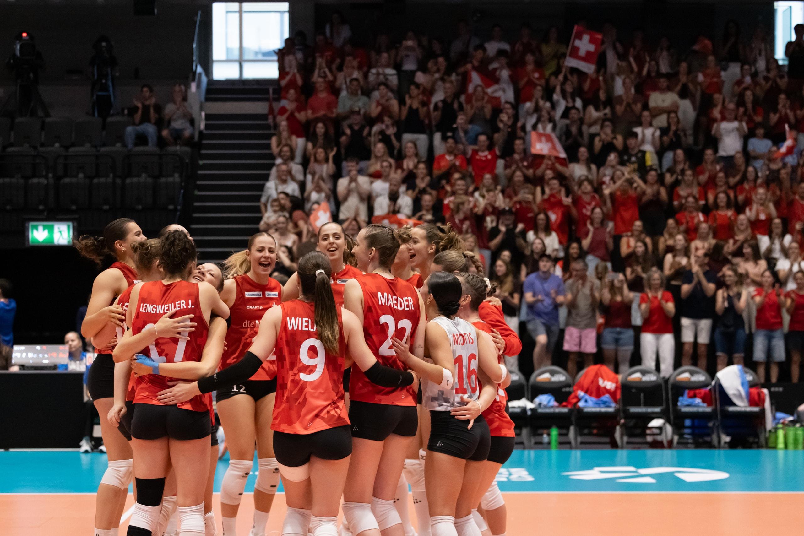 Die Mannschaft der Schweiz bejubelt den 3:2-Sieg gegen Österreich in der Pilatus Arena in Kriens.