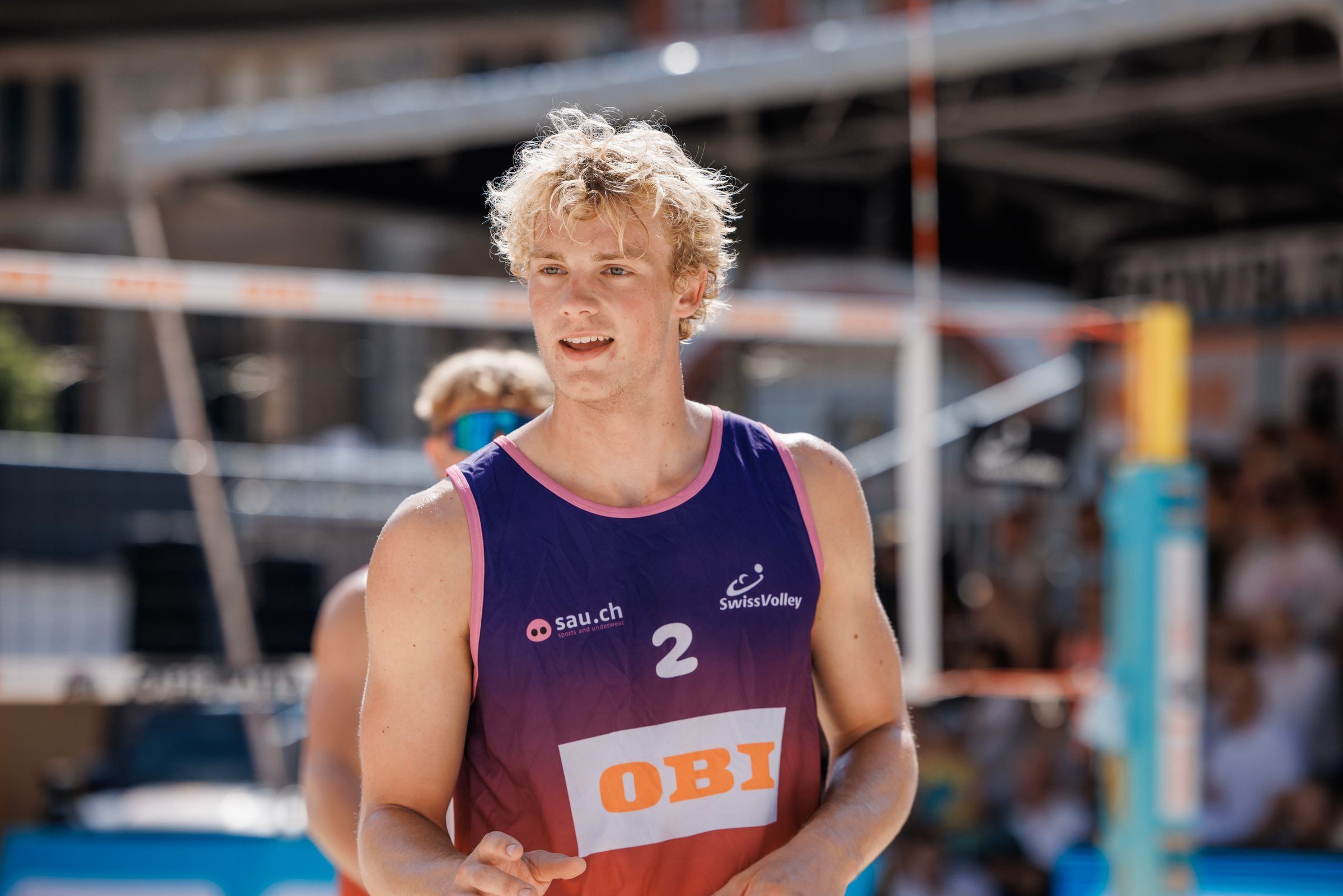 Jacob Hejlsvig Petersen (DEN) lacht, im Spiel Napier/Petersen gegen Breer/Kälin bei der OBI Beach Tour 2026 in Basel.