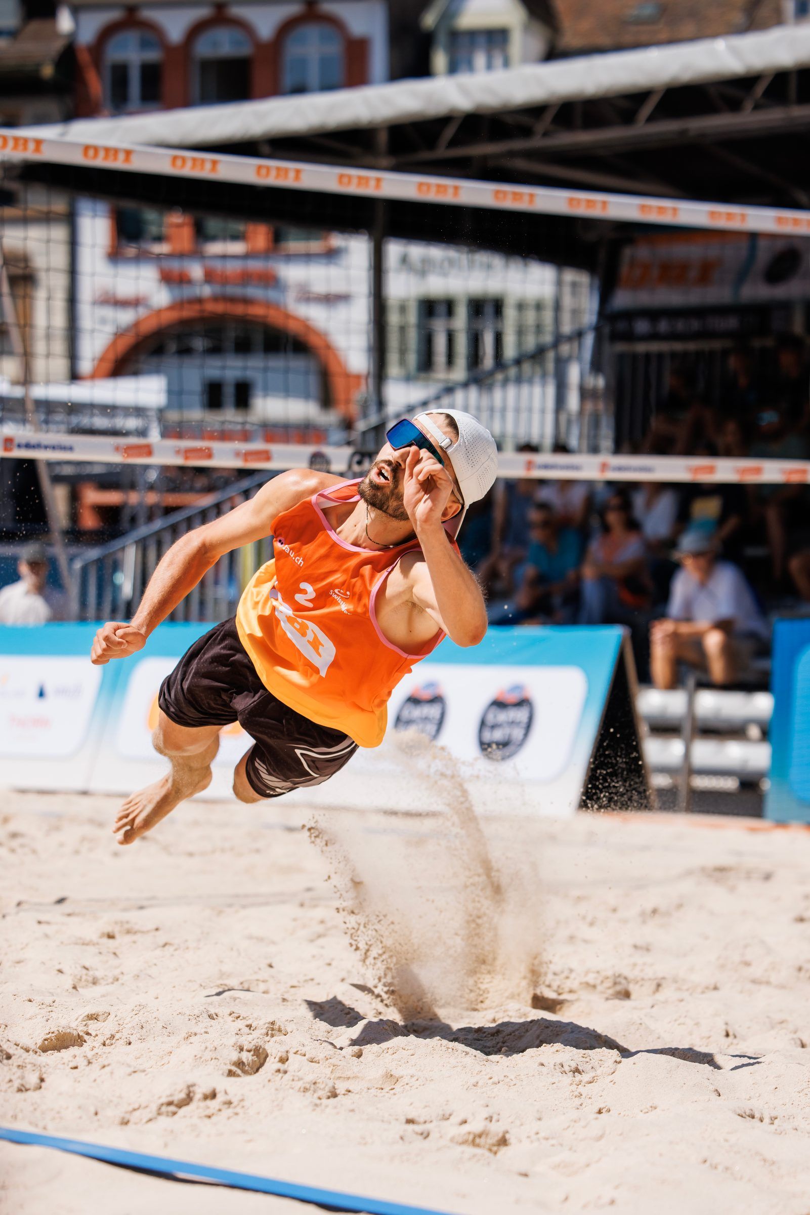 Tinko Schnegg hechtet zur Abwehr, aufspritzender Sand, im Spiel Masserey/Schnegg gegen Bortoluzzi/Jauffret bei der OBI Beach Tour 2026 in Basel.