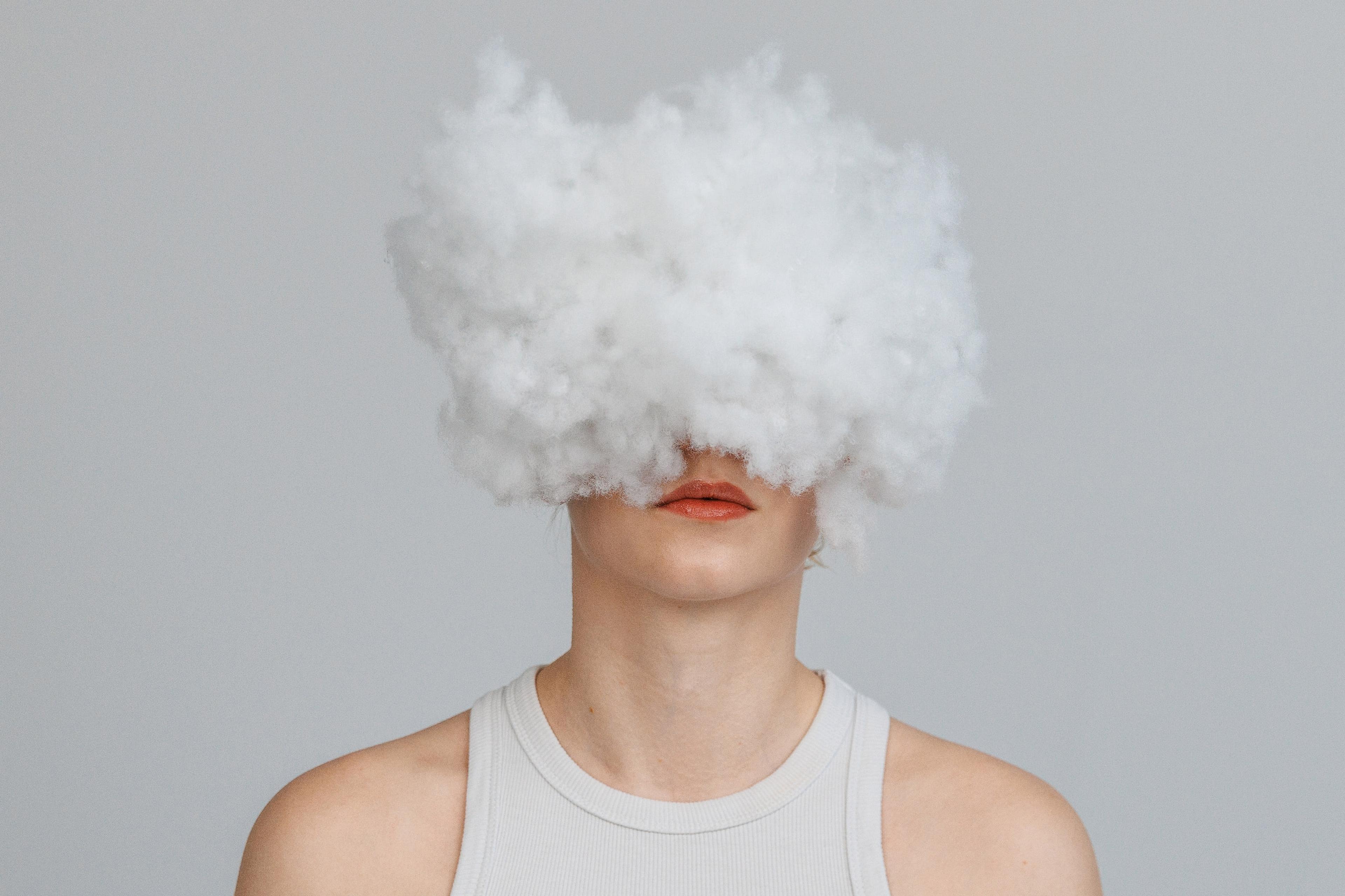 Fertiges Wolken-Portrait von Annette vor hellem Studiohintergrund, die Wolke sitzt dicht vor dem Gesicht.