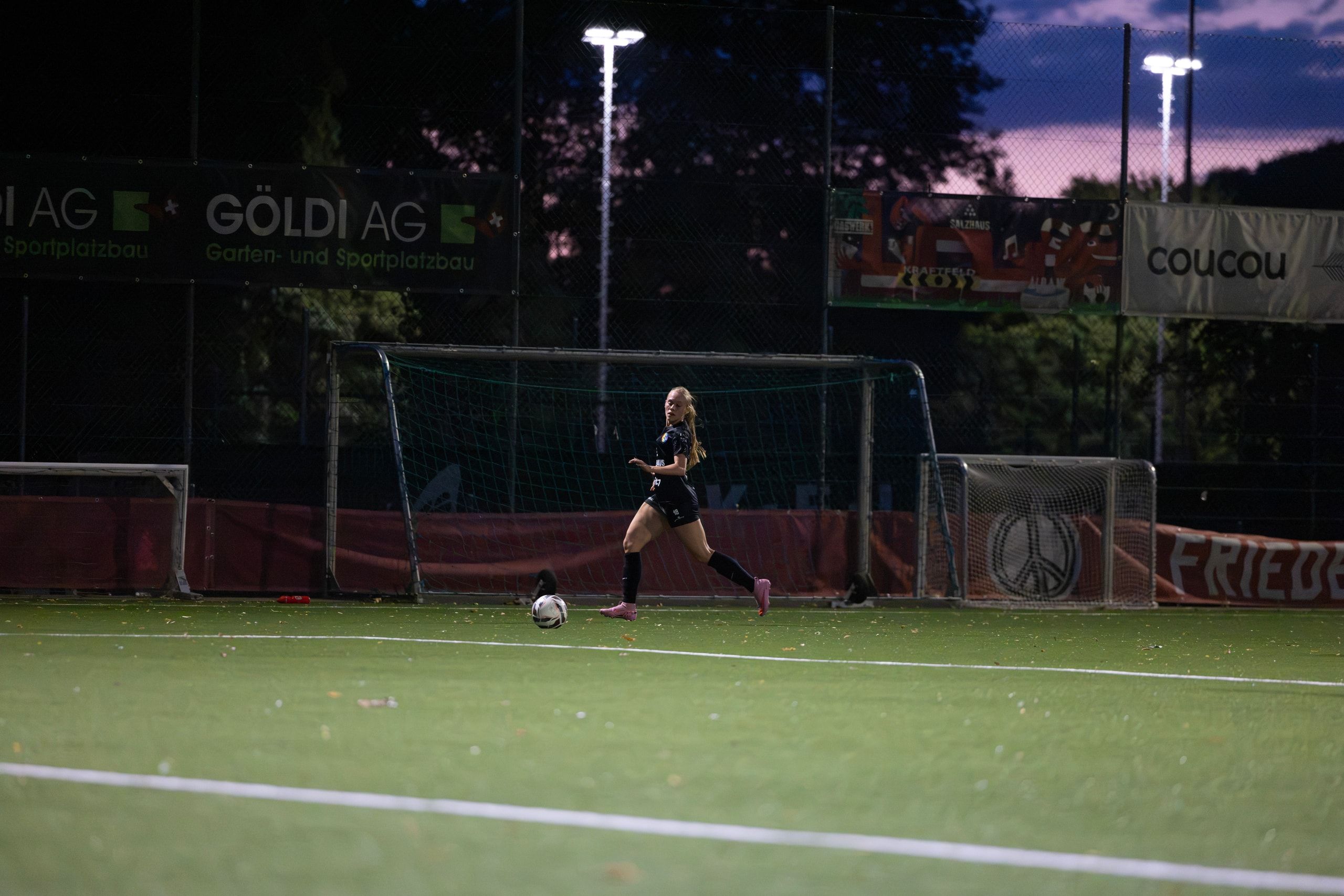 Lisa Weber vom FC Winterthur am Ball, beim Vorbereitungsspiel gegen FF Toggenburg im Stadion Schützenwiese.