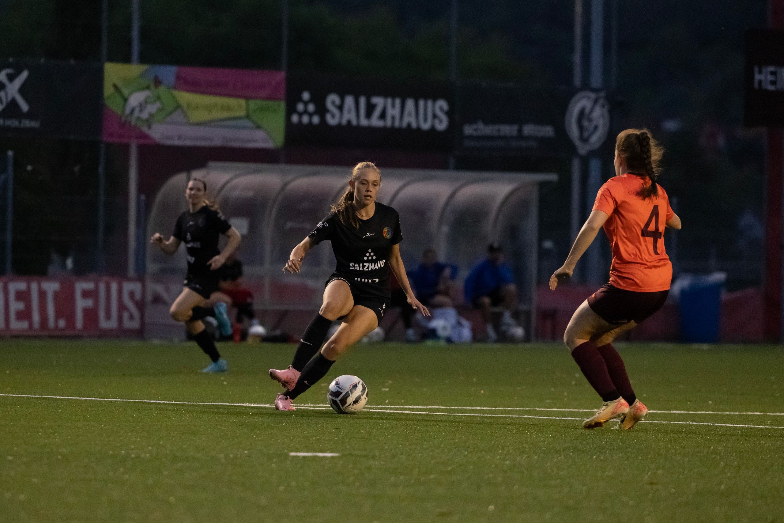 Larissa Weber vom FC Winterthur in Aktion, beim Vorbereitungsspiel gegen FF Toggenburg im Stadion Schützenwiese.