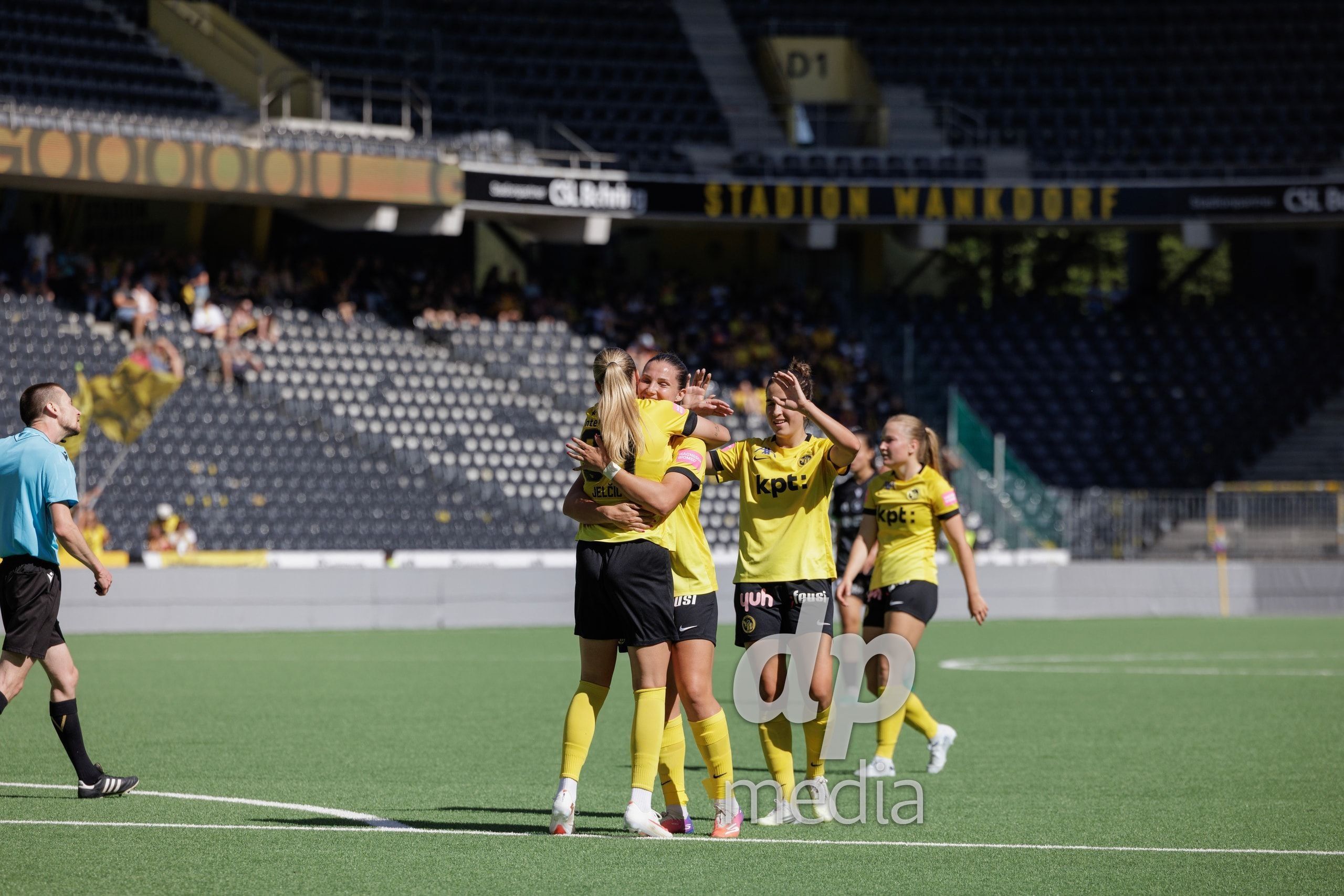 Maja Jelčić bejubelt ihr Führungstor für die YB Frauen gegen Yverdon Sport Féminin im Stadion Wankdorf.