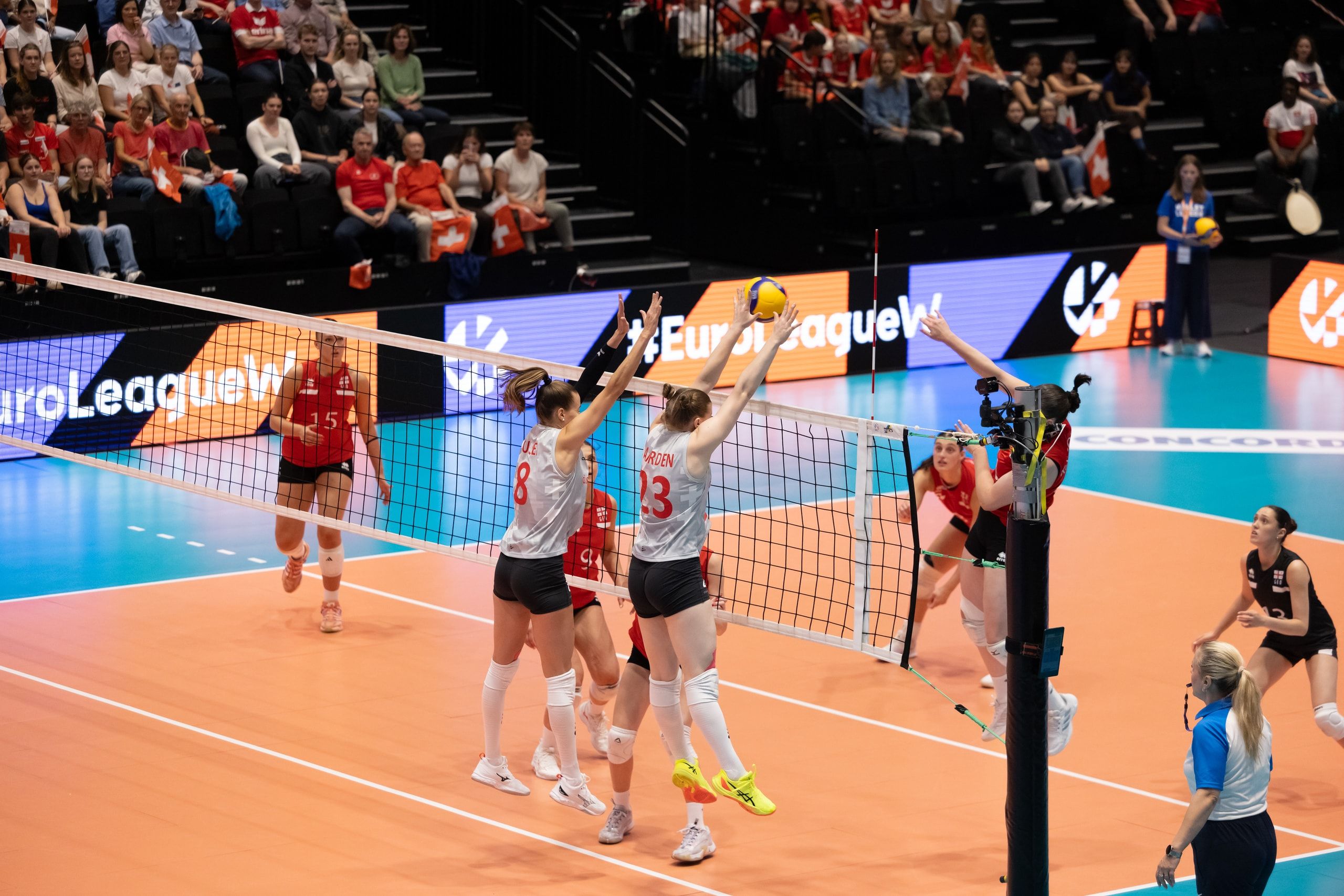 Samira Sulser und Meret Aarden von der Schweiz im Doppelblock, beim Spiel der CEV Volleyball European League gegen Georgien in der Pilatus Arena in Kriens.