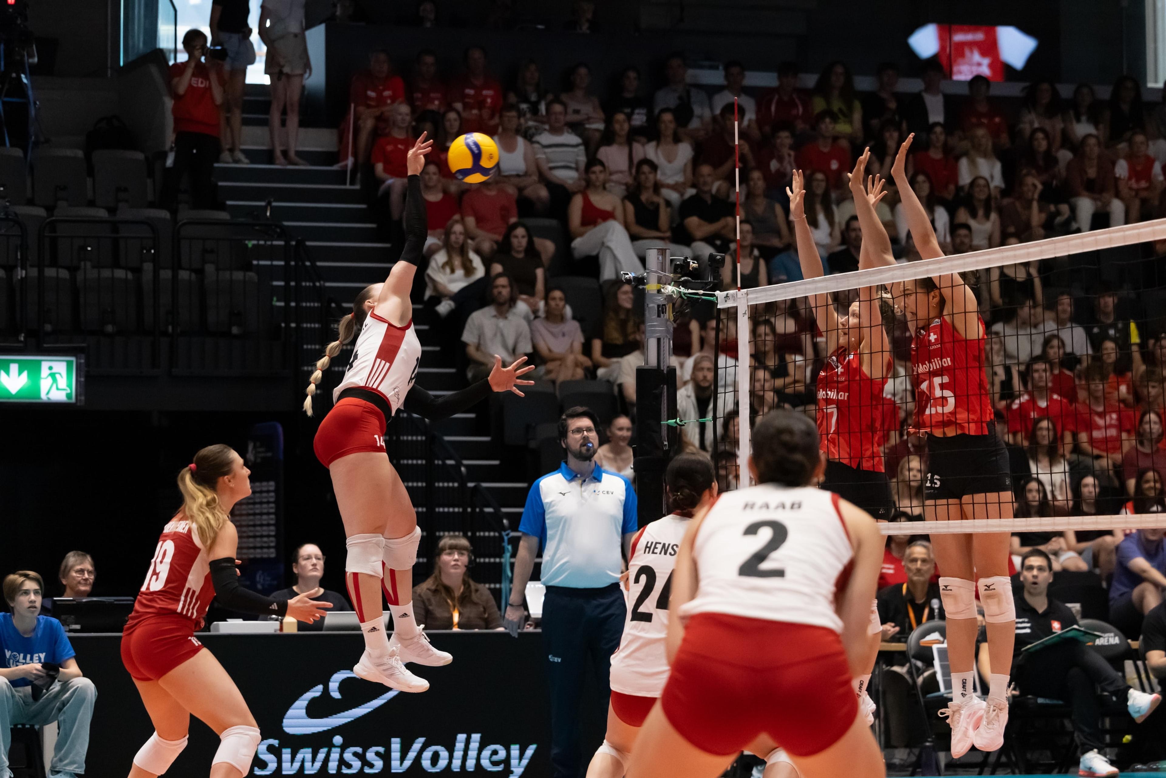 Kora Schaberl von Österreich greift gegen den Doppelblock von Méline Pierret und Alix De Micheli aus der Schweiz an, in der Pilatus Arena in Kriens.