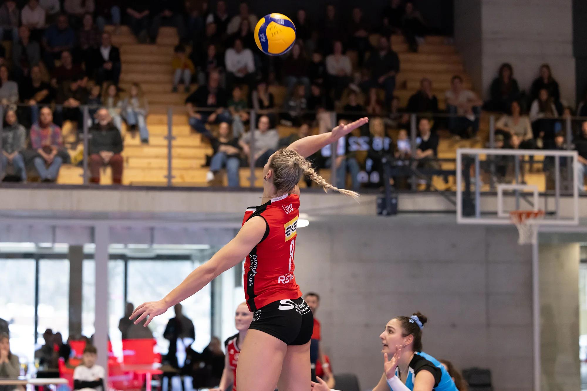 Lina-Marie Lieb (VC Kanti Schaffhausen) im Außenangriff, NLA-Playoff-Rückspiel gegen BIWI VfM.