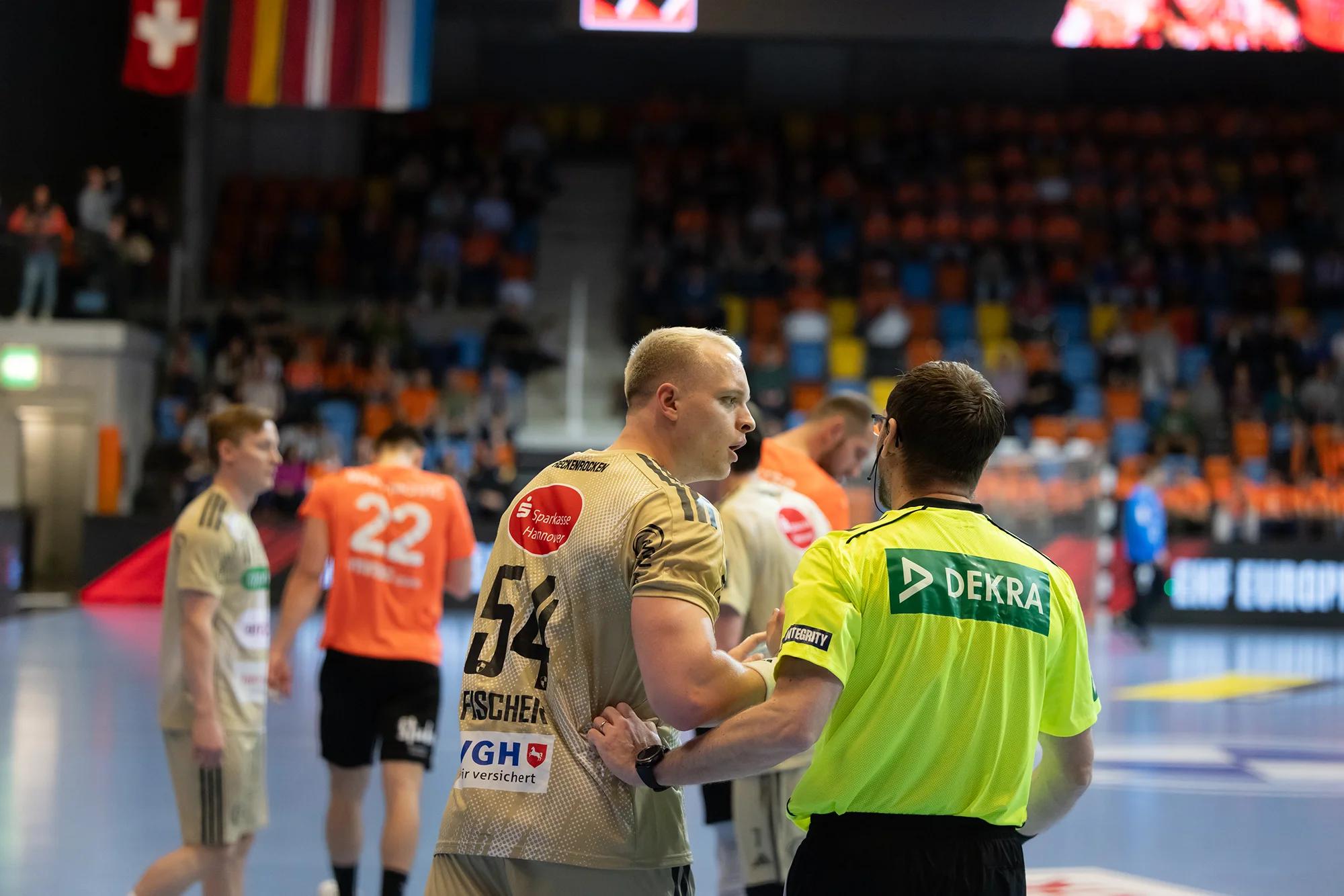 Justus Fischer (TSV Hannover-Burgdorf) als Kreisläufer, EHF-European-League-Spiel gegen Kadetten Schaffhausen.