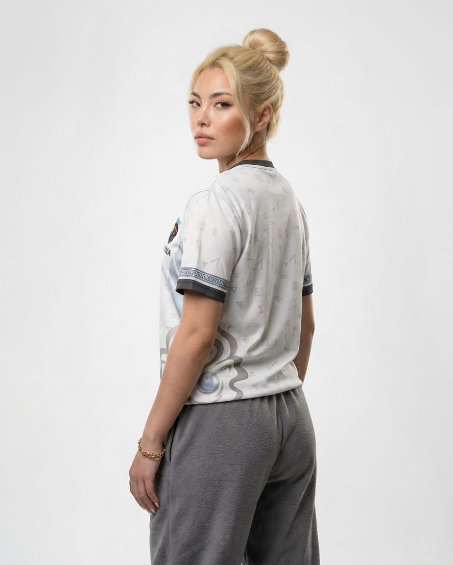 NYXIA-Trikot des Rebrand-Konzepts als getragene Studioaufnahme, Motiv 10 (KI-Visualisierung, Gemini).