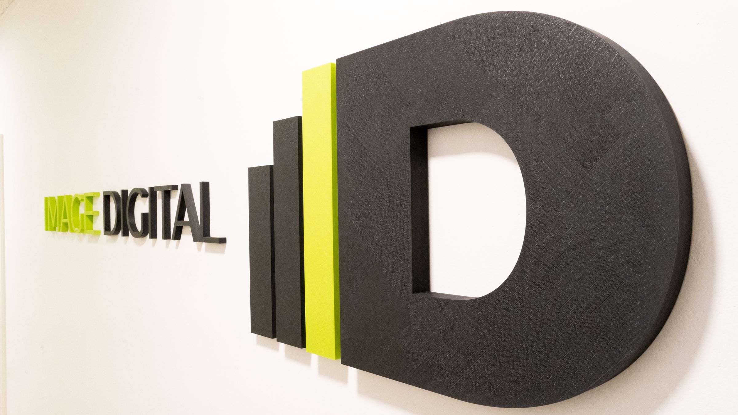 Großes dreidimensionales ID-Logo an der Wand im Flur der Agenturräume von Image Digital.