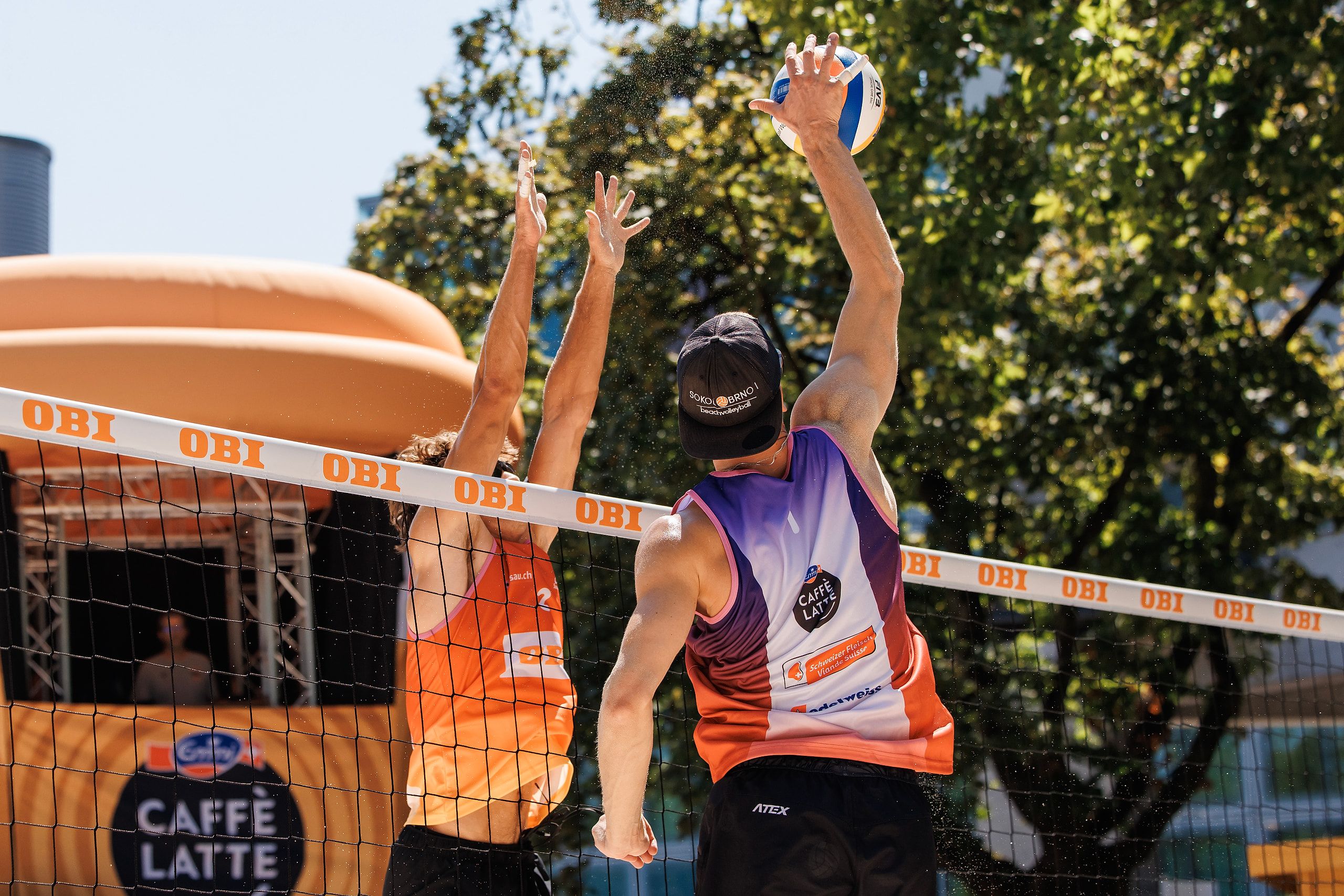 Donovan Džavoronok im Angriff gegen den Block von Simon Leffler, im Spiel Allemann/Leffler gegen Džavoronok/Hadrava (CZE) bei der OBI Beach Tour 2026 in Luzern.