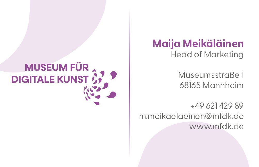 Visitenkarte des Museums für digitale Kunst in der Positivfassung mit Kontaktangaben in Violett auf Weiß.