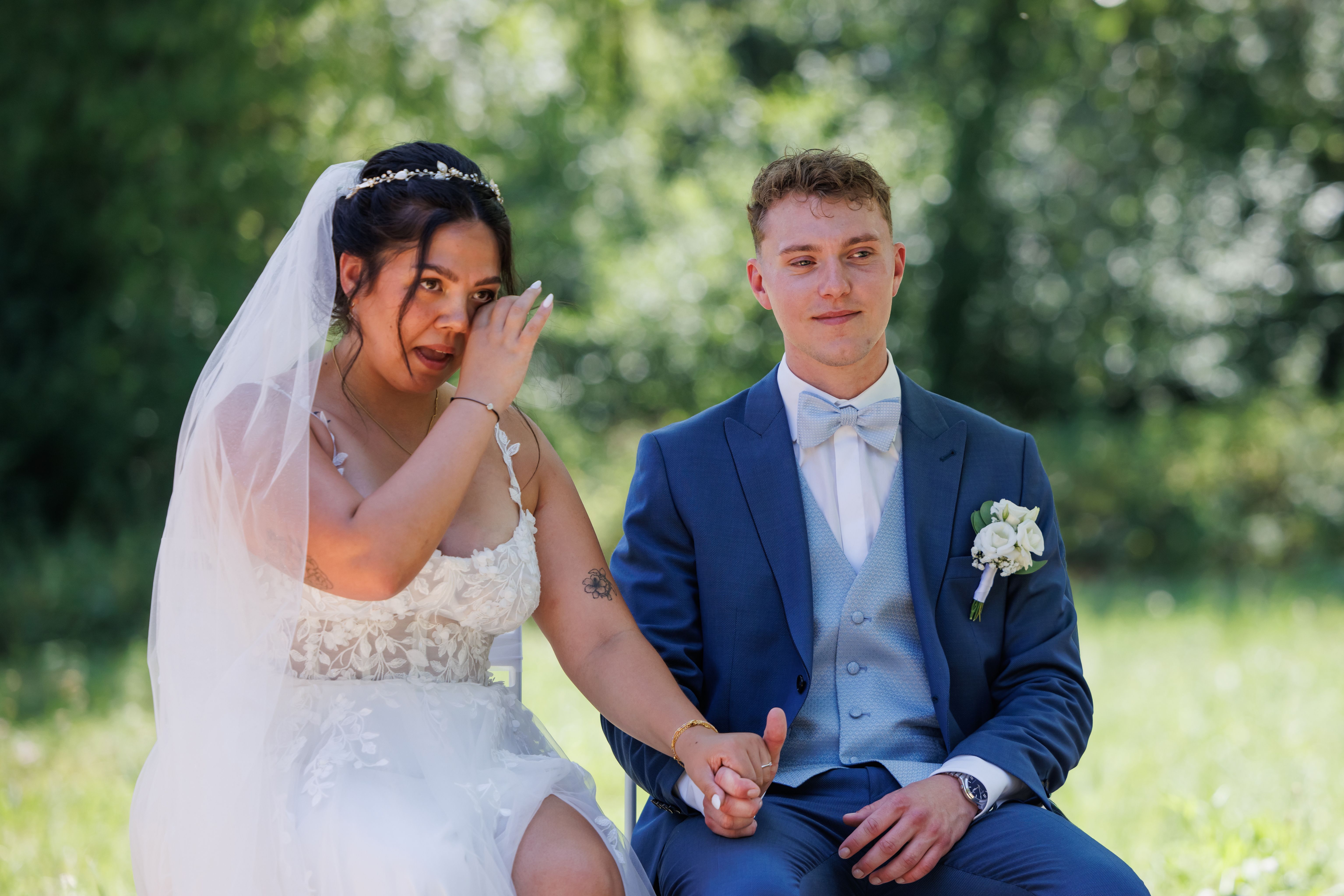 Stefanie wischt sich während der Trauung eine Freudenträne aus dem Auge, Manuel sitzt neben ihr