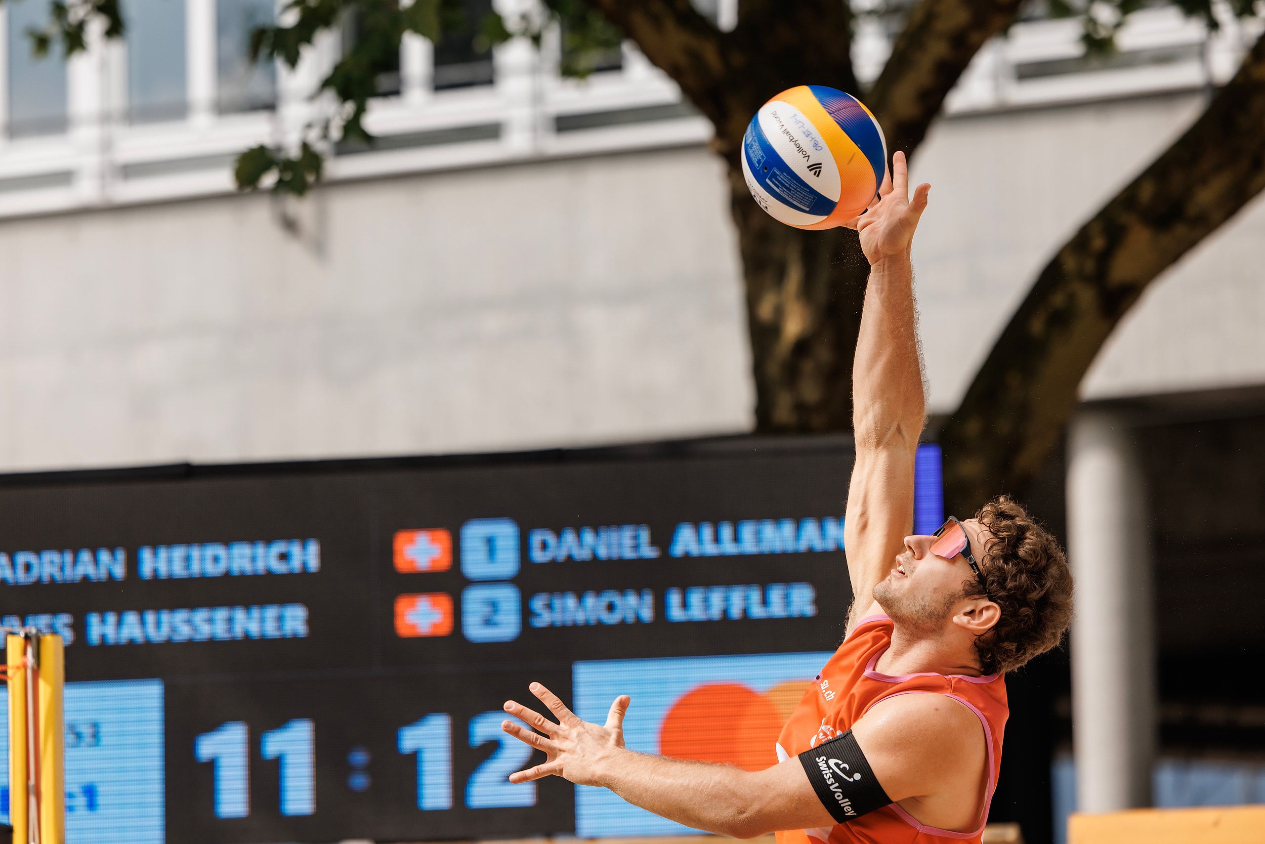 Yves Haussener im Angriff, im Halbfinale Heidrich/Haussener gegen Allemann/Leffler bei der OBI Beach Tour 2026 in Luzern.