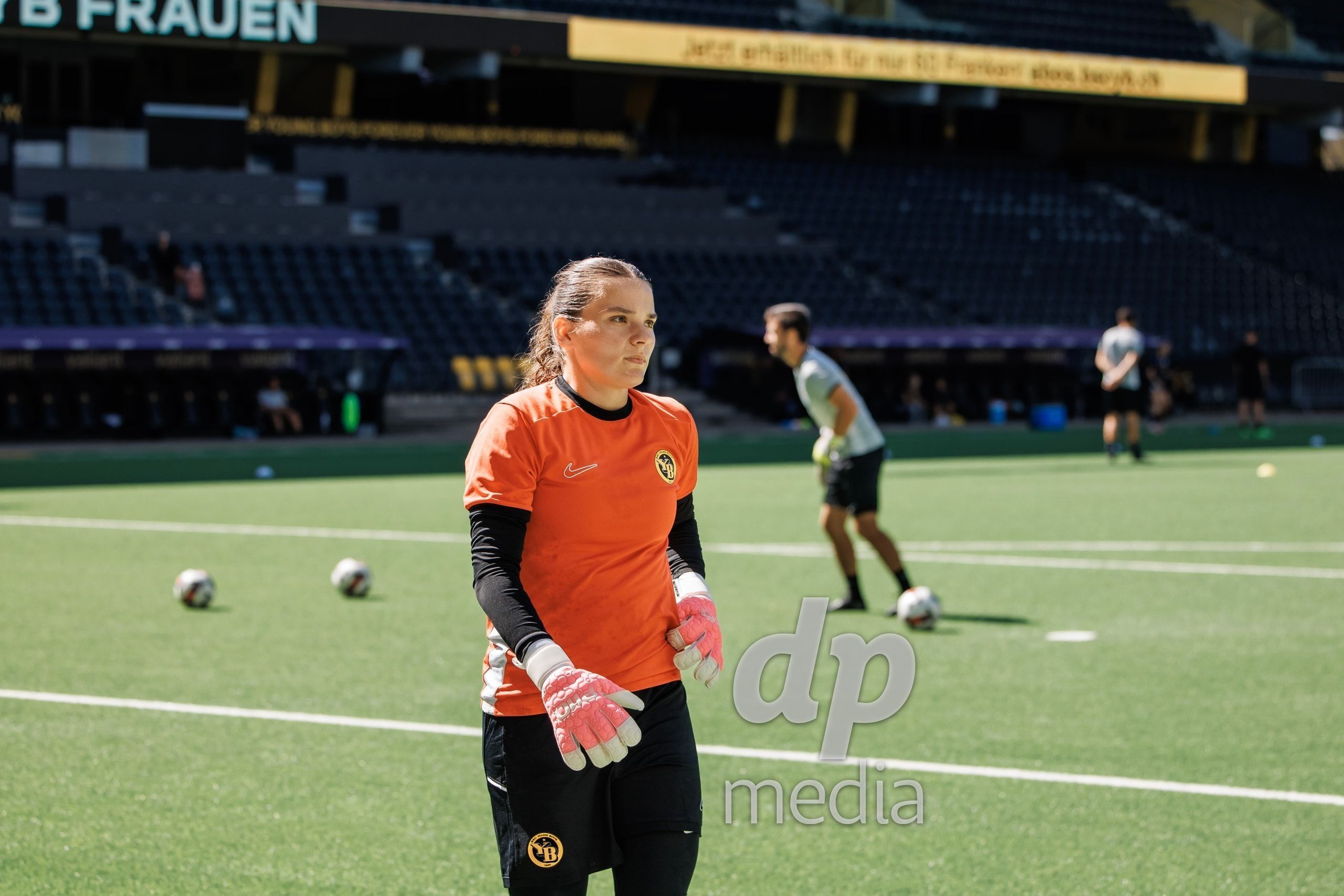 Torhüterin Tamara Biedermann von den YB Frauen beim Aufwärmen vor dem Spiel gegen Yverdon Sport Féminin im Stadion Wankdorf.
