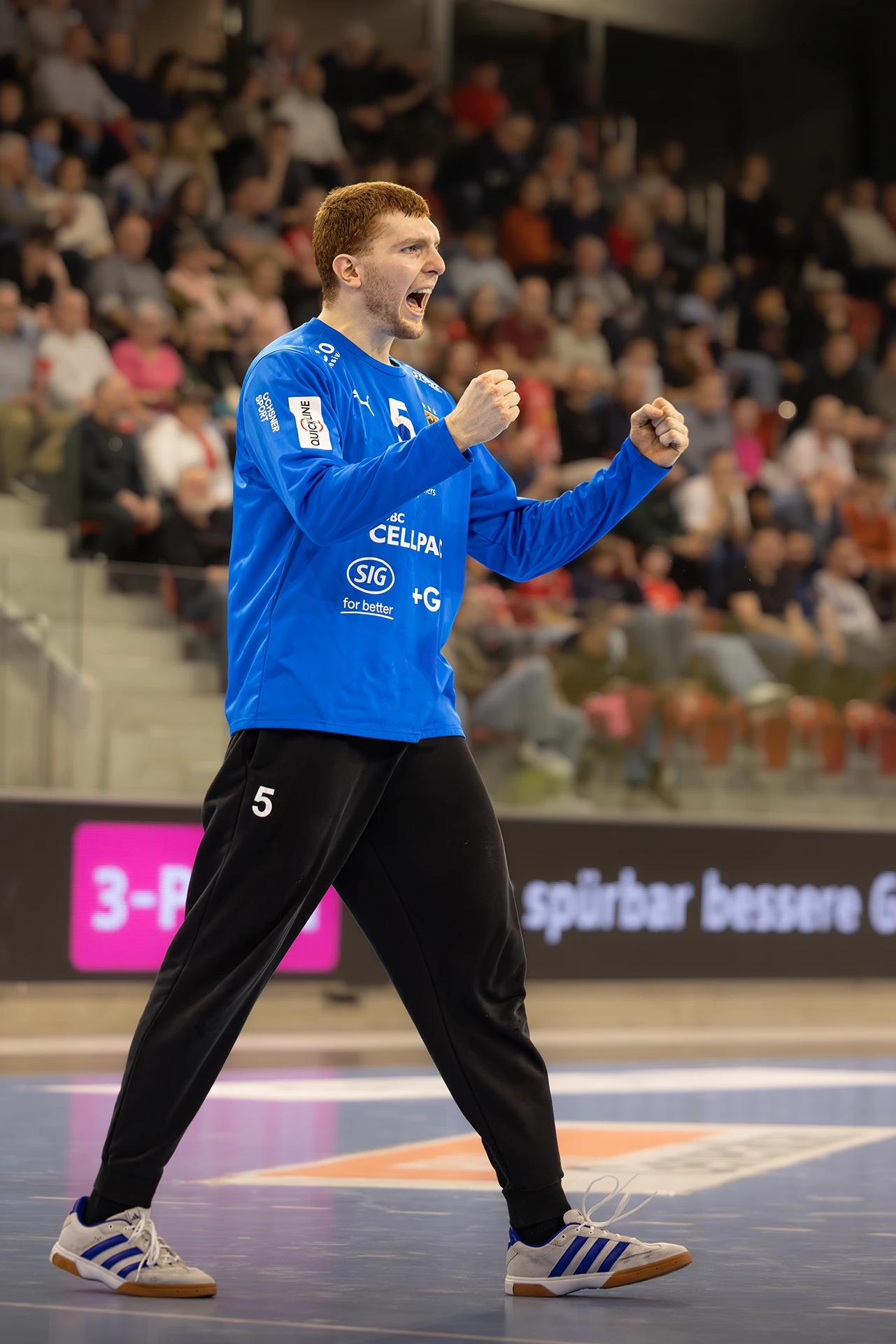 Leon Bergmann (Kadetten Schaffhausen) im Tor, QHL-Spiel gegen Pfadi Winterthur.