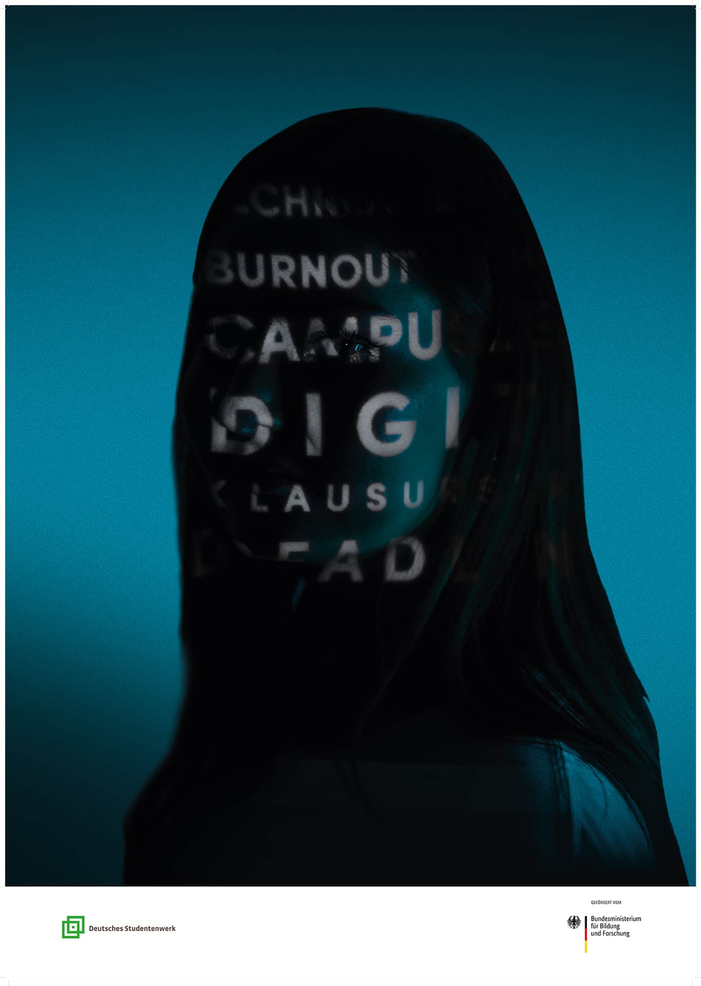 Plakat aus der Serie „Campusleben digital": eine Person mit langen Haaren vor petrolblauem Hintergrund, auf das verschattete Gesicht sind Begriffe wie „Burnout", „Klausur" und „Deadline" projiziert. Es thematisiert Stress und Erschöpfung im digitalen Studium.