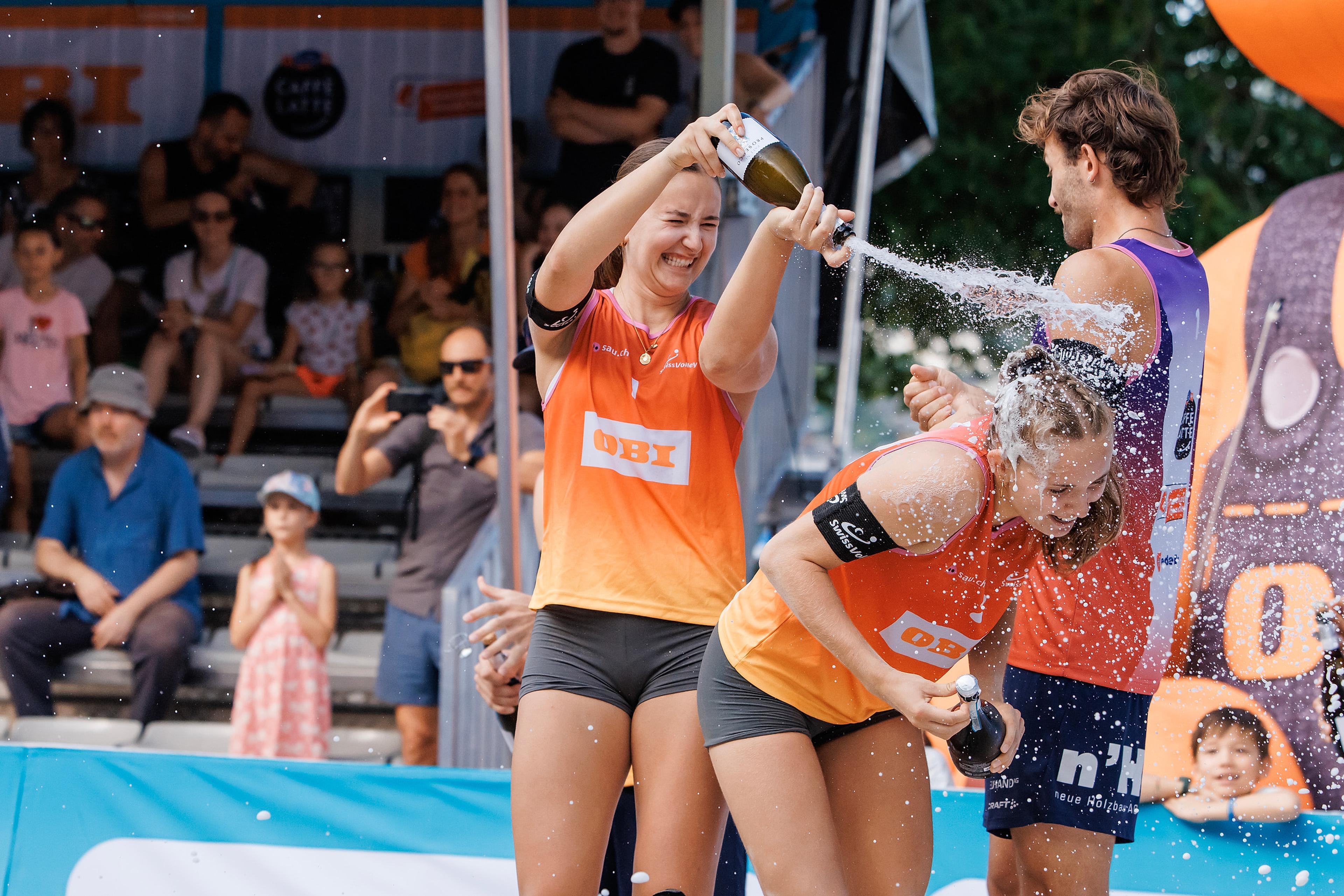 Ausgelassener Jubel bei der Siegerehrung, die Finalistinnen bespritzen sich mit Prosecco, bei der OBI Beach Tour 2026 auf dem Inseli in Luzern.