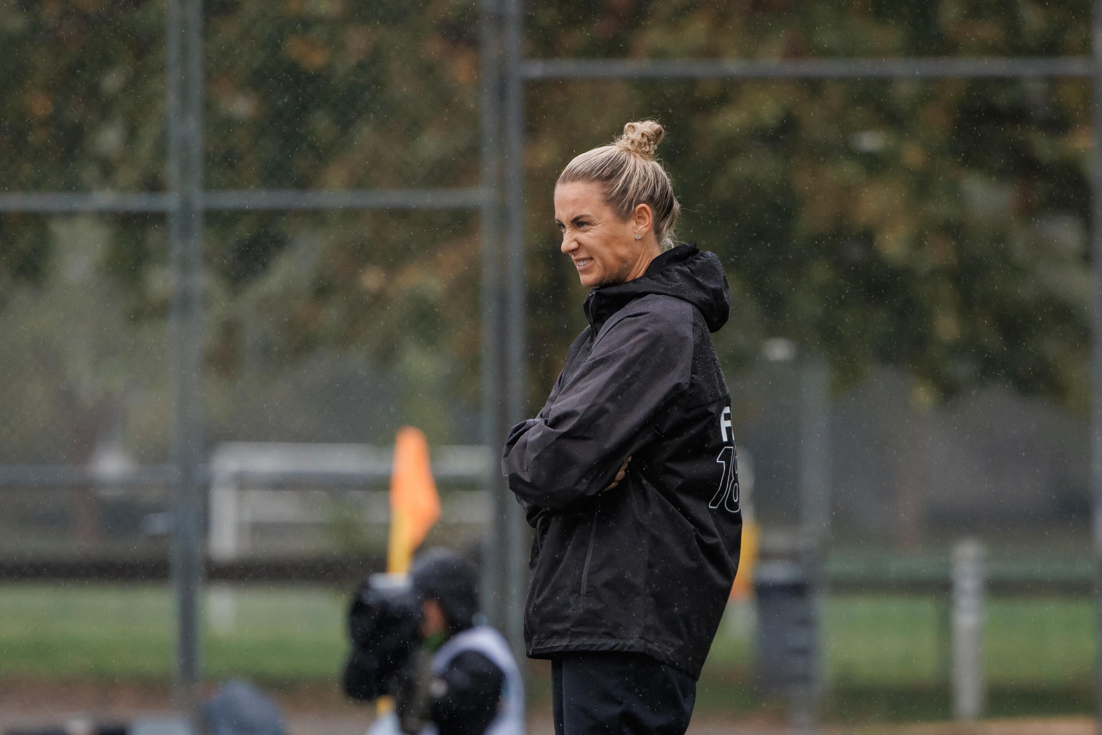 Danique Stein, Trainerin des FC Basel 1893, am Spielfeldrand beim Spiel gegen die FC Aarau Frauen auf der Sportanlage Schachen in Aarau.