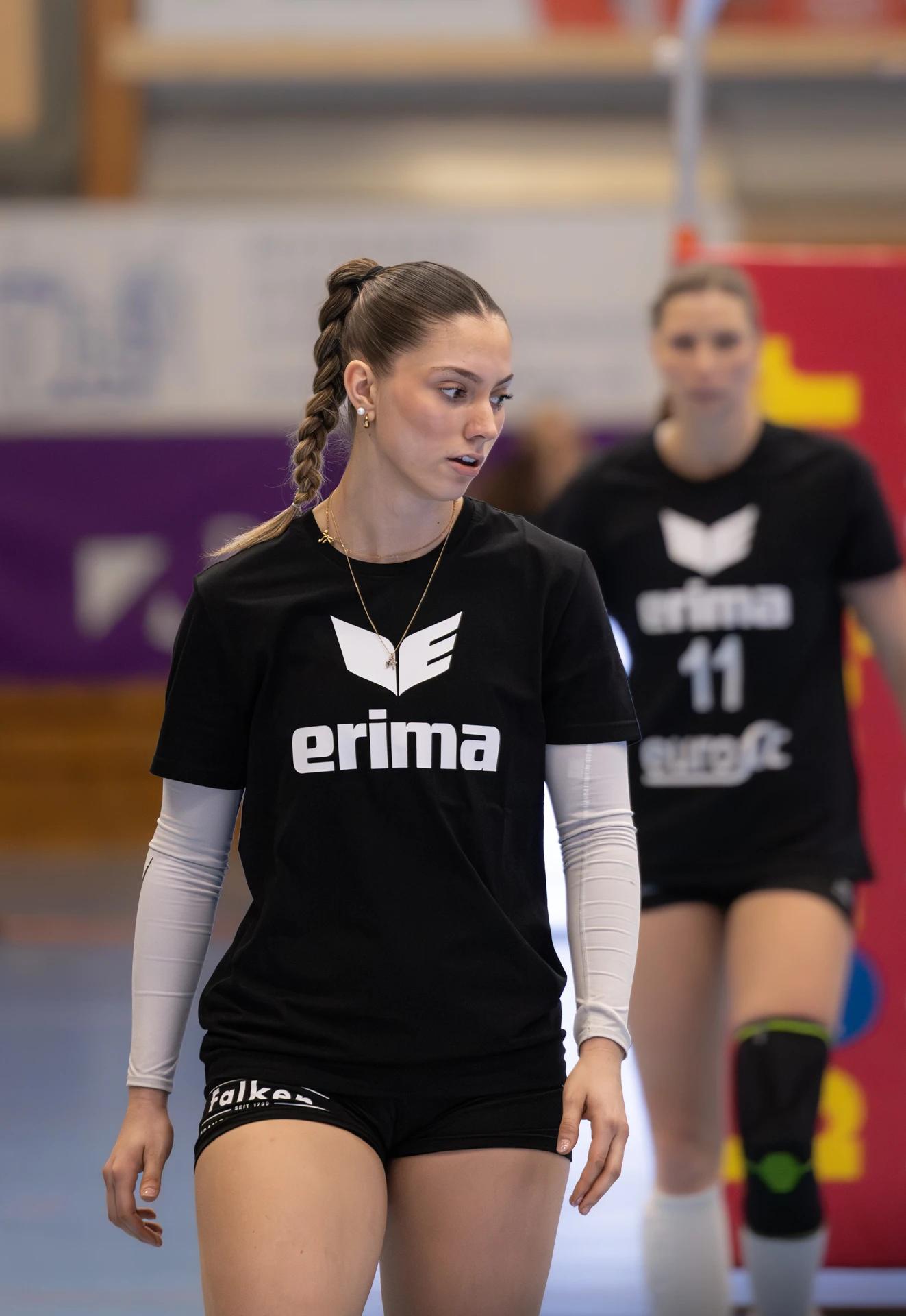 Wanda Herzog (VC Kanti Schaffhausen) im Mittelblock, NLA-Frauen-Spiel gegen NLZ Volleyball Academy Zürich.