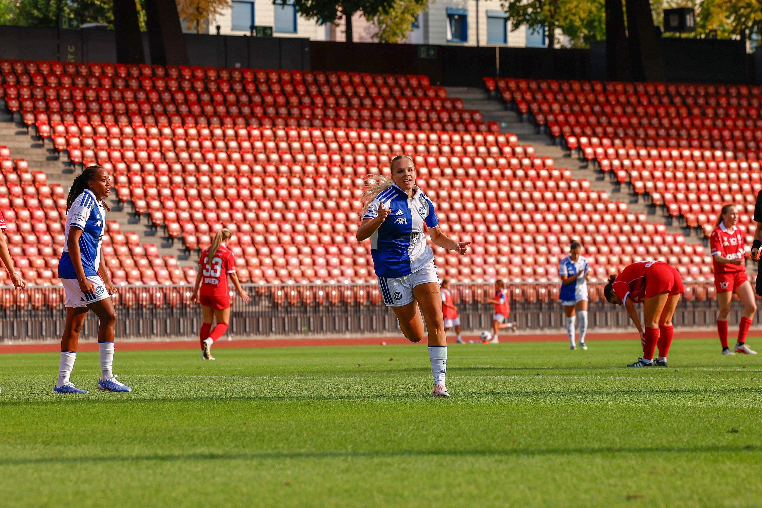 Ella Ljuština bejubelt ihren Treffer für den Grasshopper Club Zürich gegen den FC Rapperswil-Jona im Stadion Letzigrund.