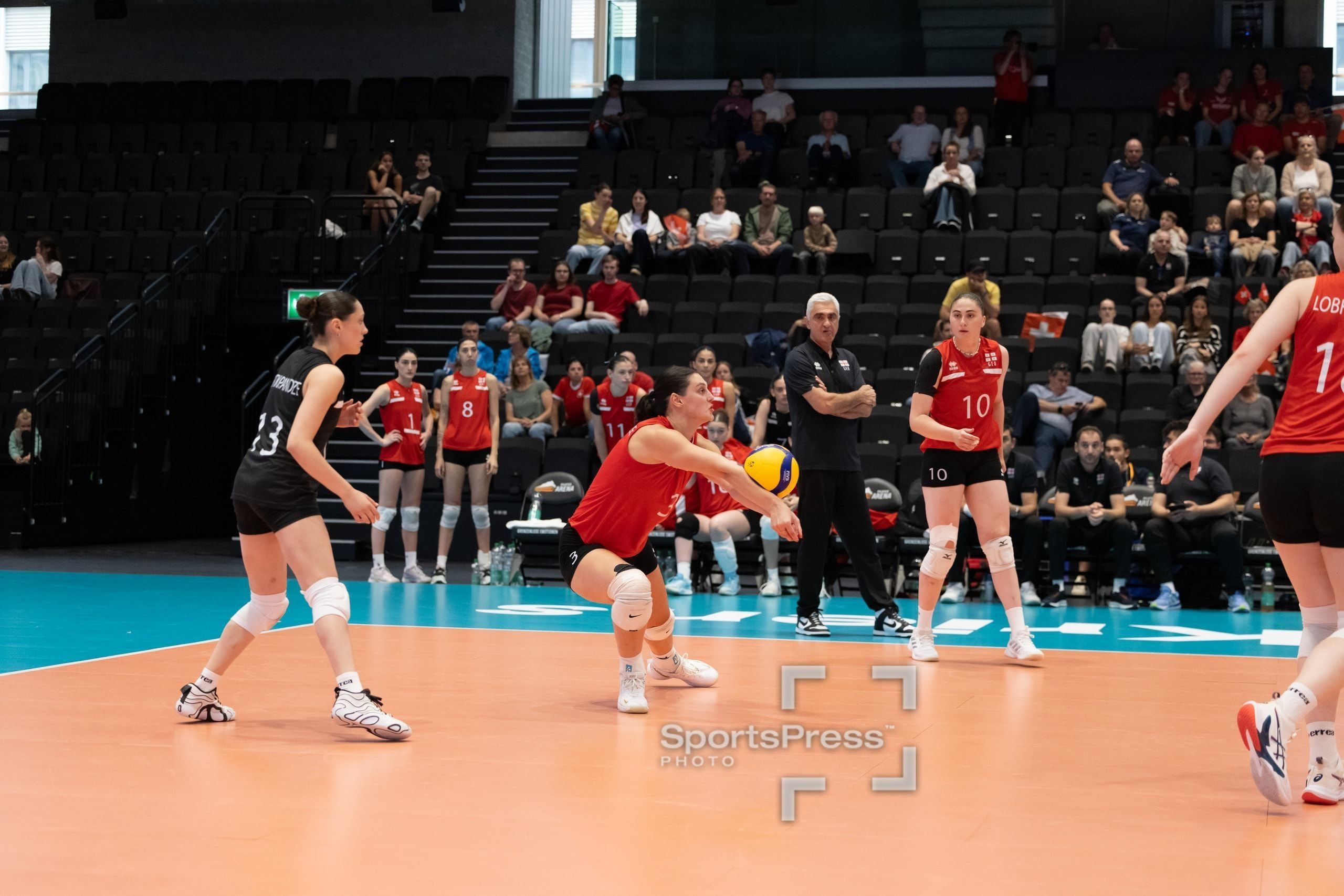 Ana Tevdoradze von Georgien bei der Feldabwehr, beim Spiel der CEV Volleyball European League gegen die Schweiz in der Pilatus Arena in Kriens.