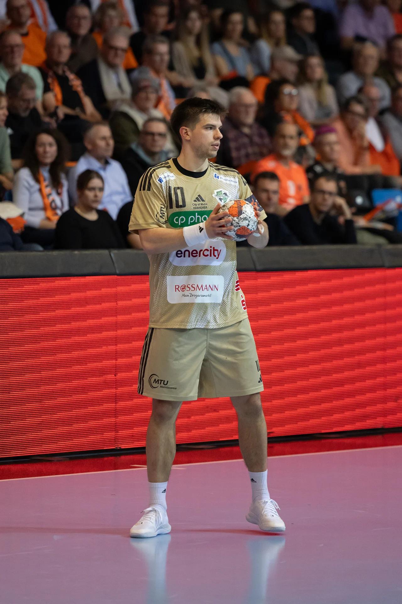Renars Uscins (TSV Hannover-Burgdorf) im rechten Rückraum, EHF-European-League-Spiel gegen Kadetten Schaffhausen.