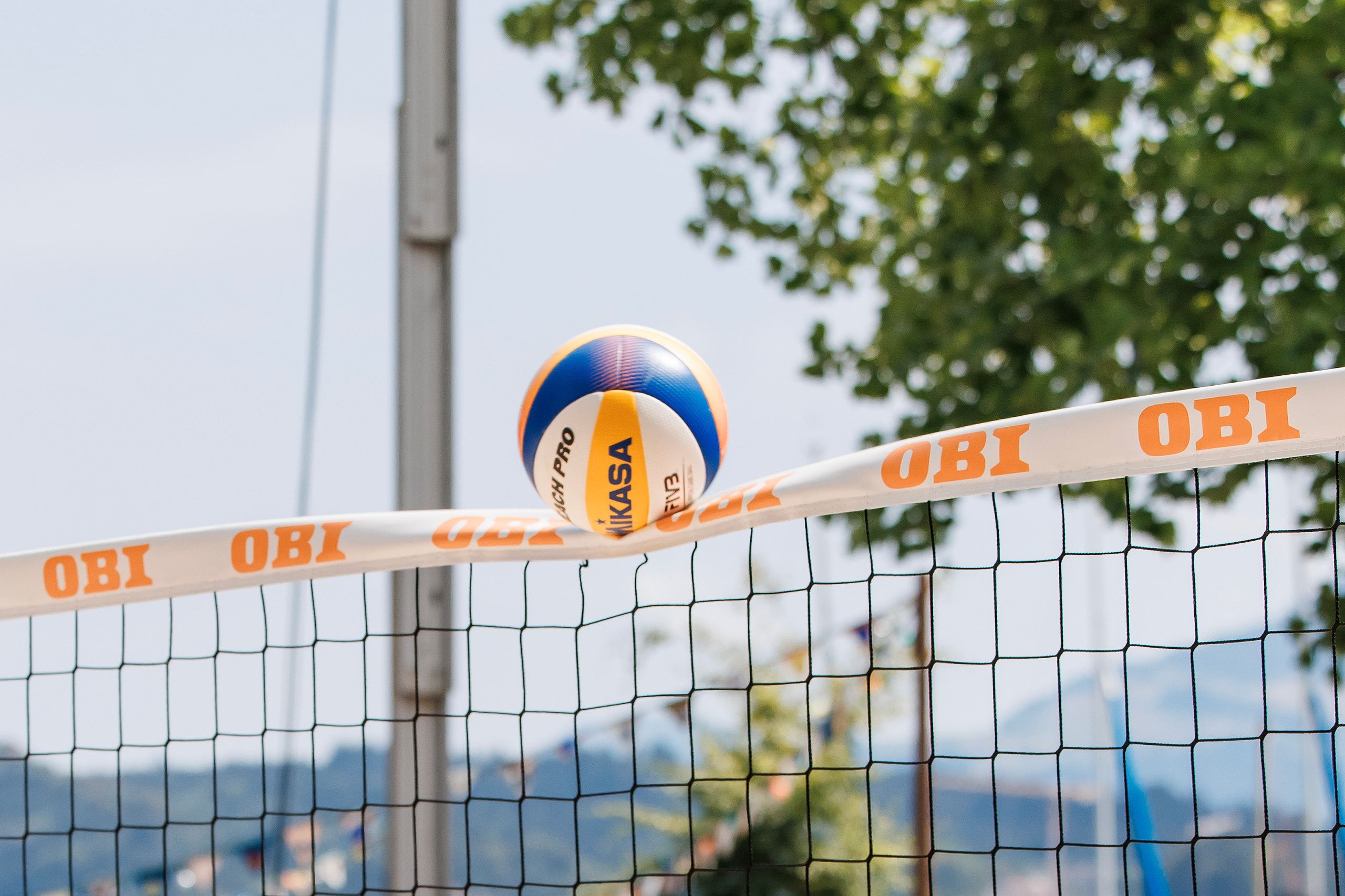 Jasmine Wandeler im Sprungangriff, im Spiel Kluser/Grünig gegen Wandeler/Stolz bei der OBI Beach Tour 2026 in Luzern.