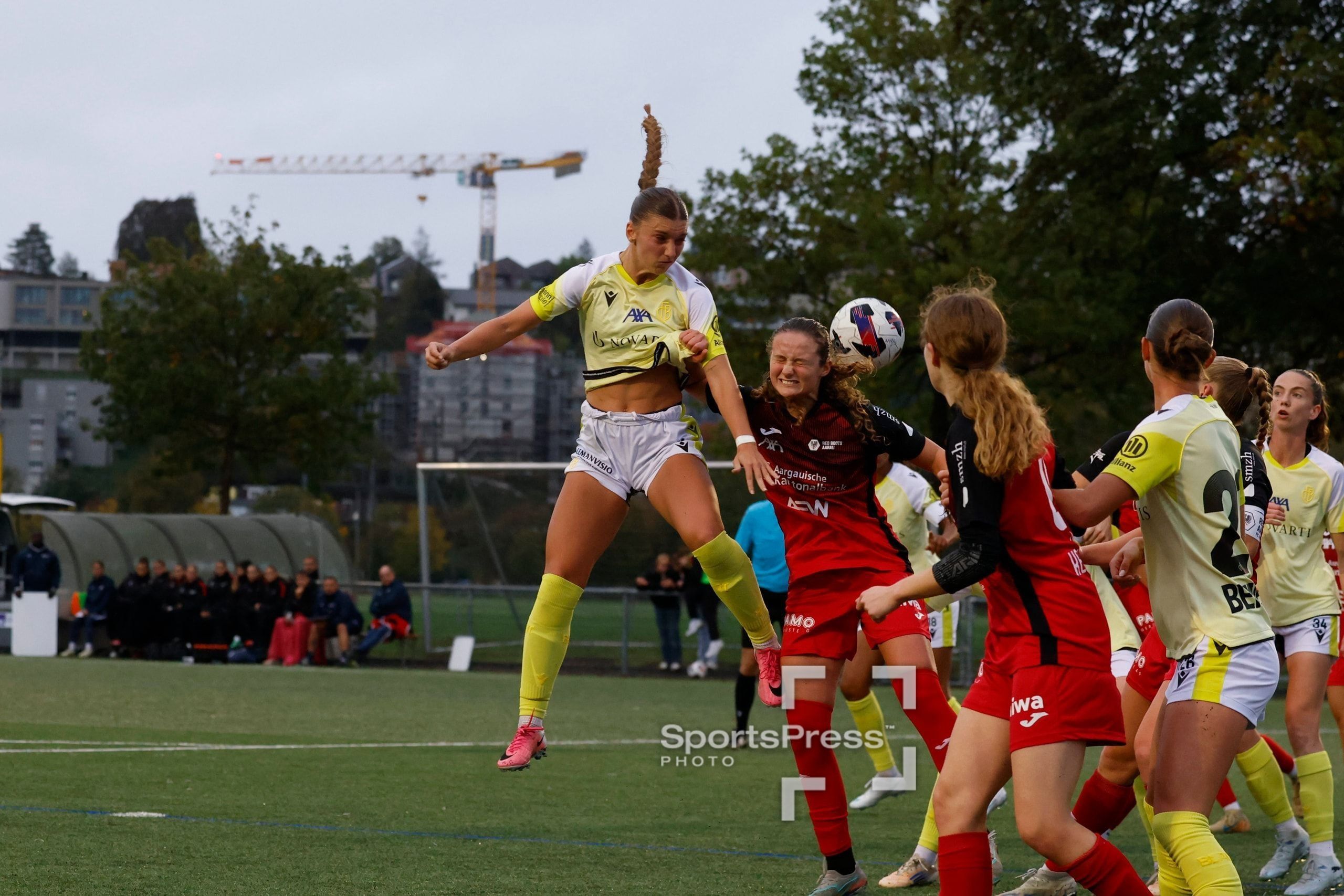 Alisa Arthur vom FC Basel 1893 köpft den Ball, beim Spiel gegen die FC Aarau Frauen auf der Sportanlage Schachen in Aarau.