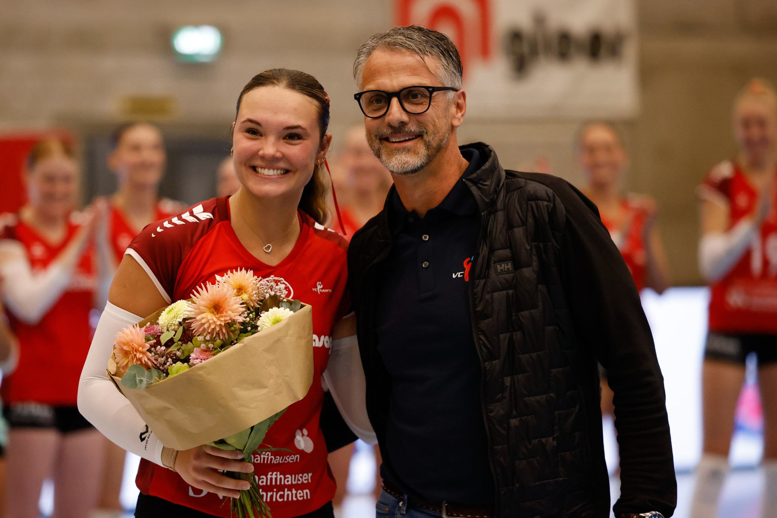 Emma Werkmeister vom VC Kanti Schaffhausen wird nach dem Spiel gegen Raiffeisen Volley Toggenburg als beste Spielerin ihres Teams mit Blumen geehrt, in der BBC Arena in Schaffhausen.