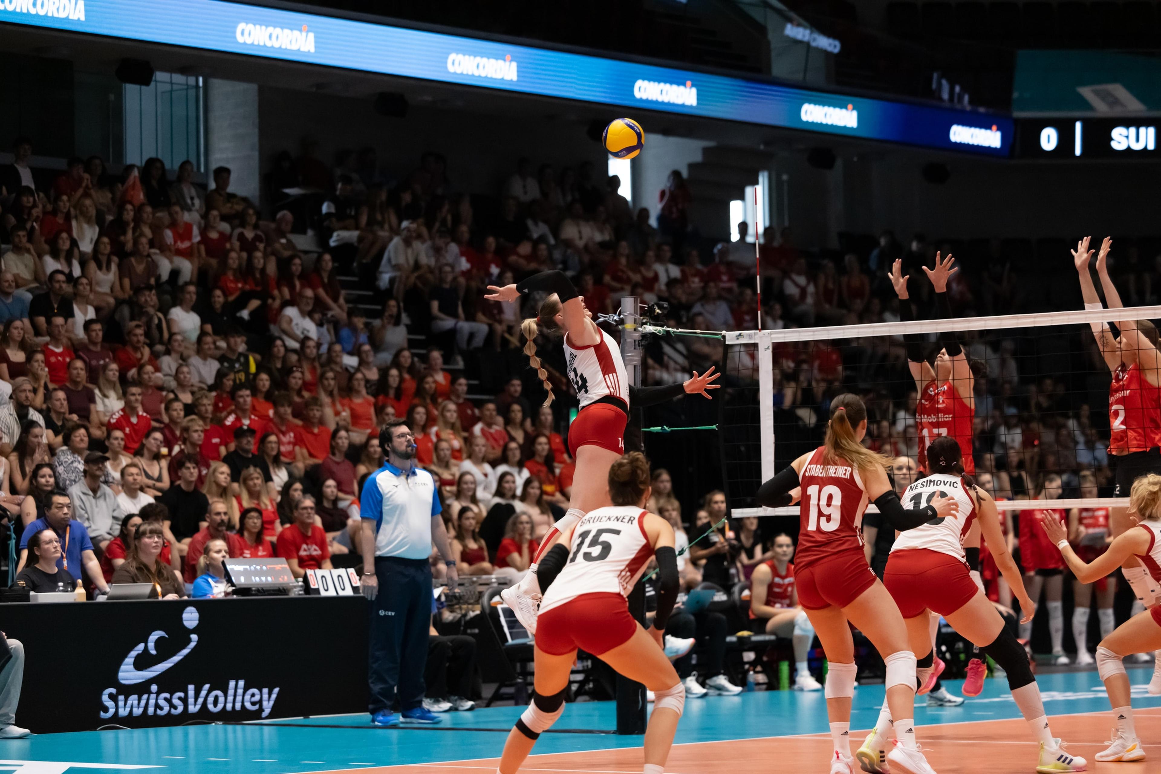 Kora Schaberl von Österreich greift gegen Julie Lengweiler aus der Schweiz an, beim Spiel der CEV Volleyball European League in der Pilatus Arena in Kriens.
