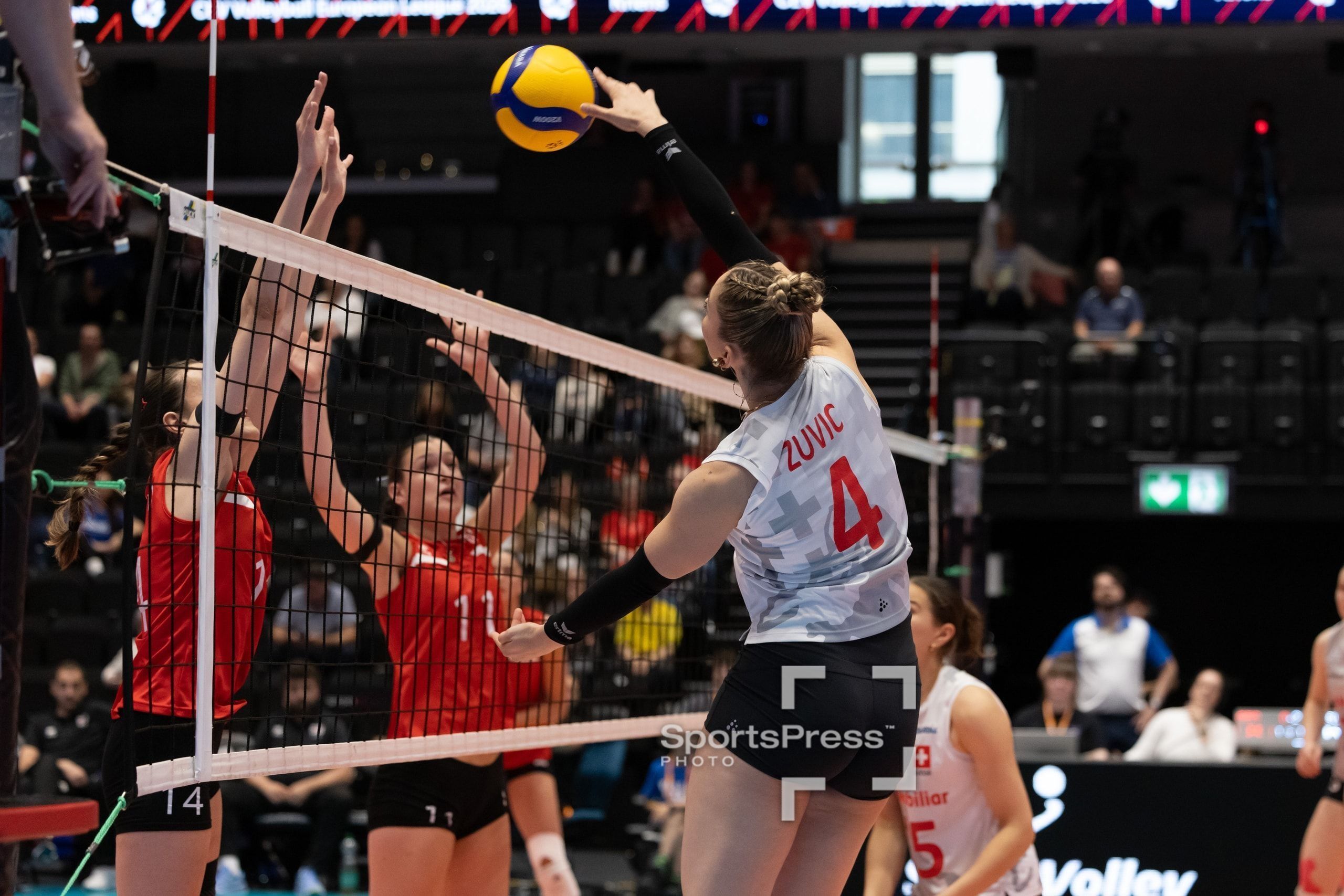 Leana Zuvic von der Schweiz im Angriff, beim Spiel der CEV Volleyball European League gegen Georgien in der Pilatus Arena in Kriens.