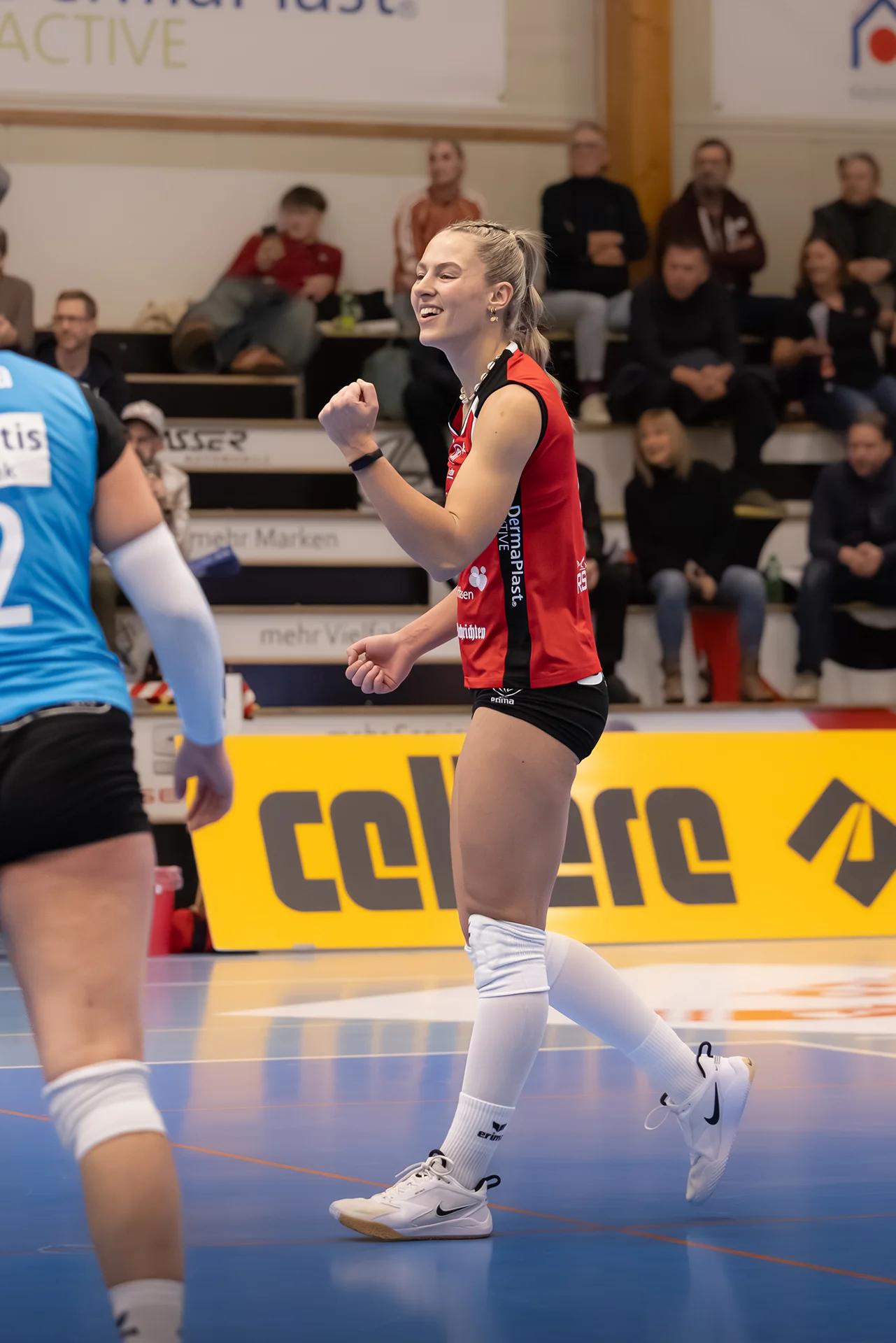 Lina-Marie Lieb (VC Kanti Schaffhausen) im Außenangriff, NLA-Frauen-Spiel gegen Viteos NUC.