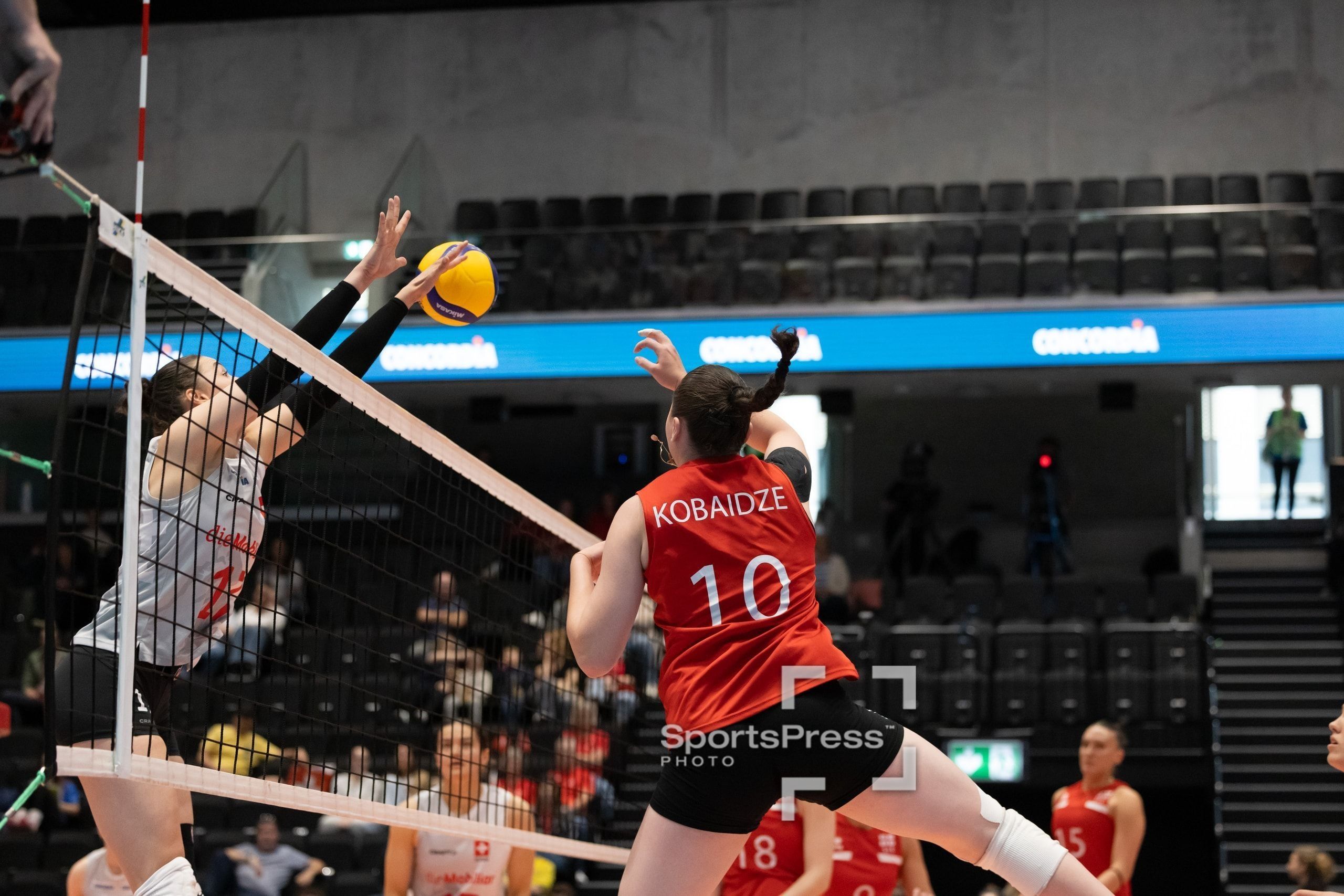 Magda Kobaidze von Georgien im Angriff, beim Spiel der CEV Volleyball European League gegen die Schweiz in der Pilatus Arena in Kriens.