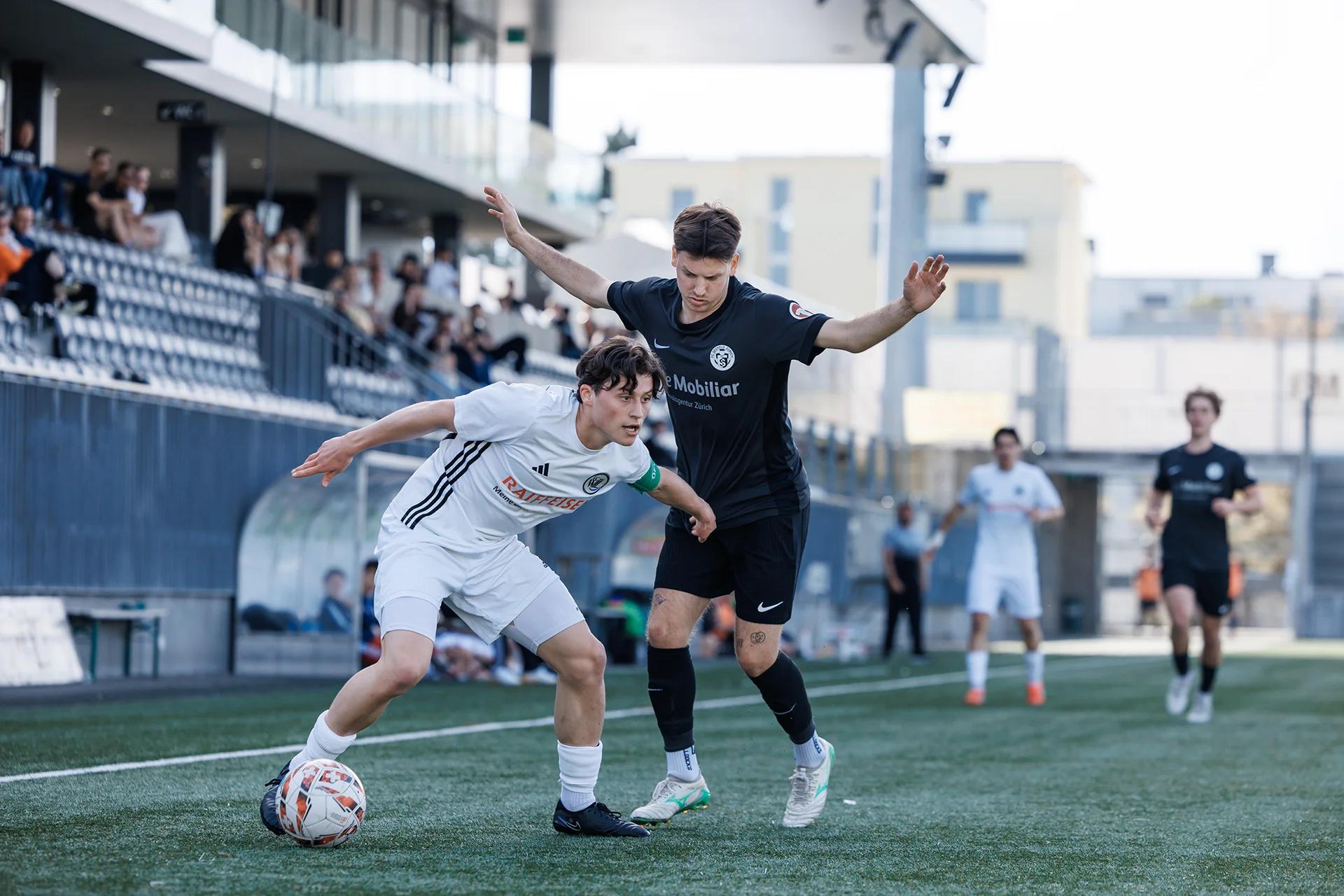 Moreno Ferrari (FC Wil 1900 II) im defensiven Mittelfeld, 2.-Liga-interregional-Spiel gegen FC Seefeld Zürich.